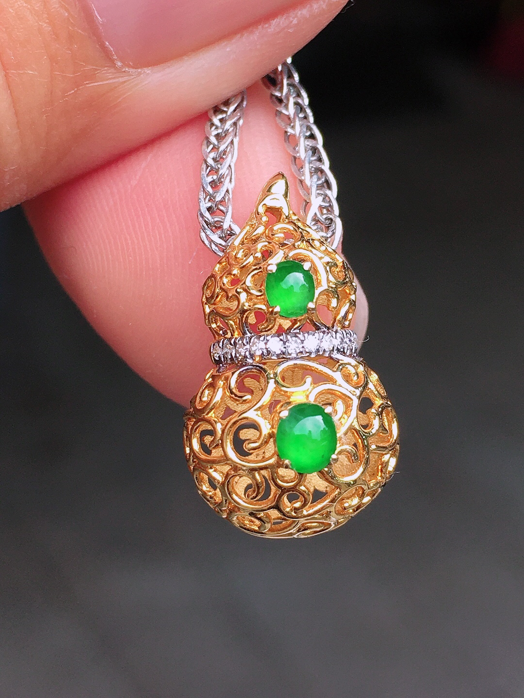 阳绿葫芦吊坠，色泽均匀艳丽，玉质细腻，荧光感超
强，饱满圆润，尽显优雅气质，18k
金豪华镶嵌