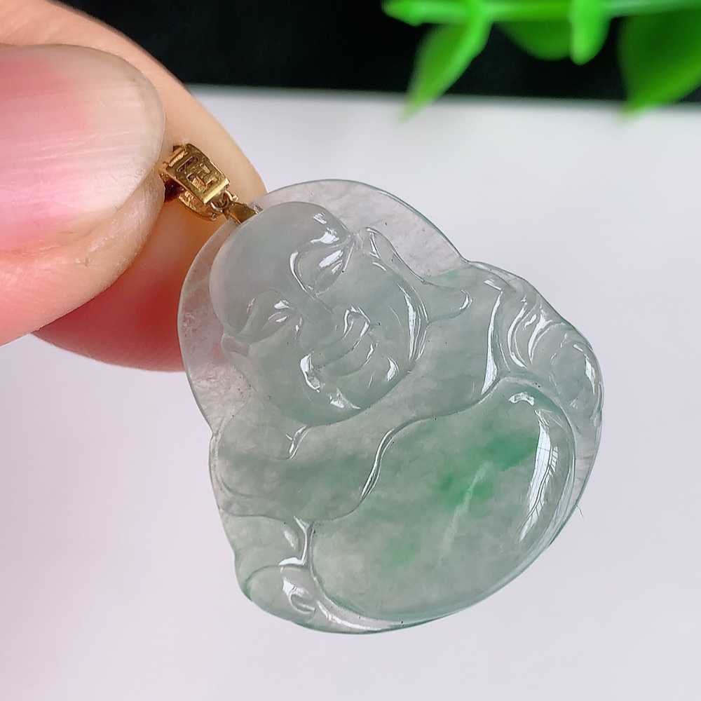 18k金扣冰润飘绿佛公挂件 玉质细腻  精雕弥勒佛，笑佛福耳垂肩，面相喜庆，开怀大笑，憨态可掬。惟妙惟肖，寓意福禄双全，吉祥美满，笑口常开 W41.11  尺寸：25-23-4.5mm