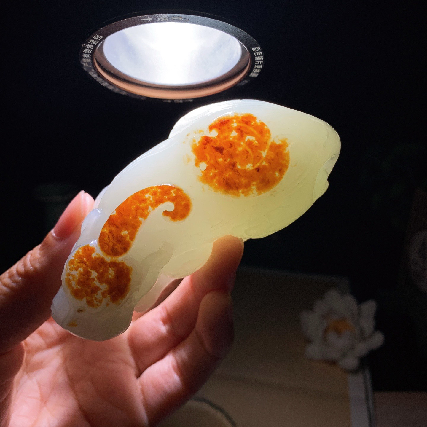 新疆和田玉红油皮料招财貔貅把件！尺寸85/39/40重197克。玉质细腻油润。手推出油。品相大气 lt260410