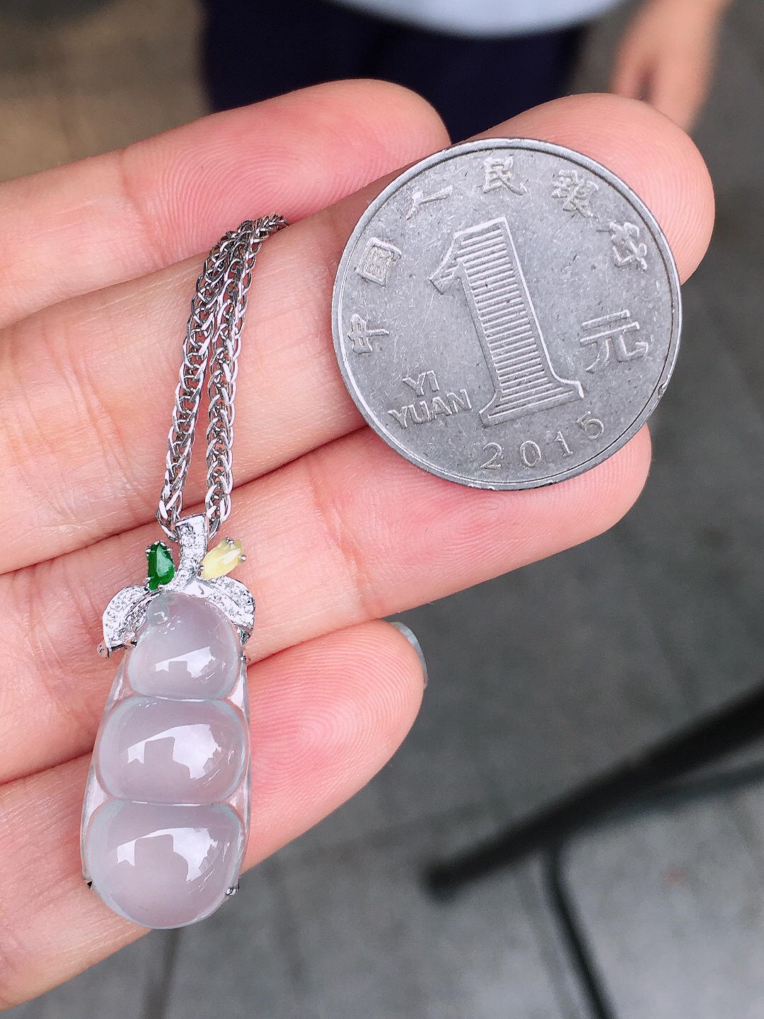 冰种福豆吊坠，玉质细腻，荧光感超
强，饱满圆润，尽显优雅气质，18k
金豪华镶嵌