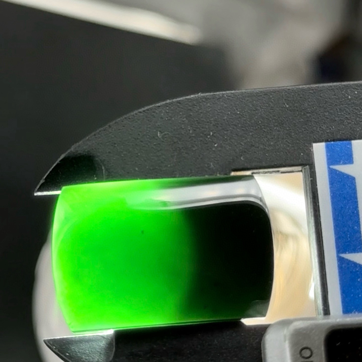 精品马鞍裸石戒面 种好色正 黑度极好 打灯通透 油性十足 可做无事牌 尺寸24.2