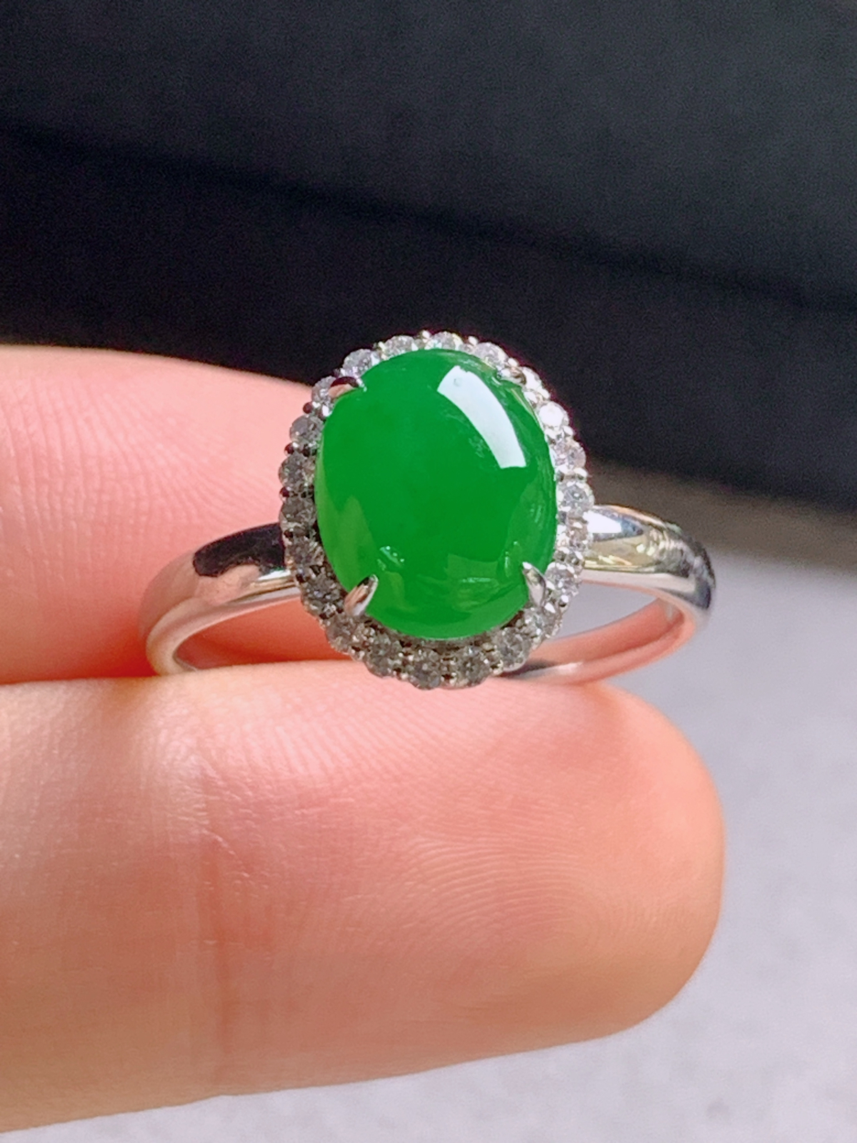 冰阳绿旦面戒指，色阳水润
裸石9.5-7.7-3.6
圈口14