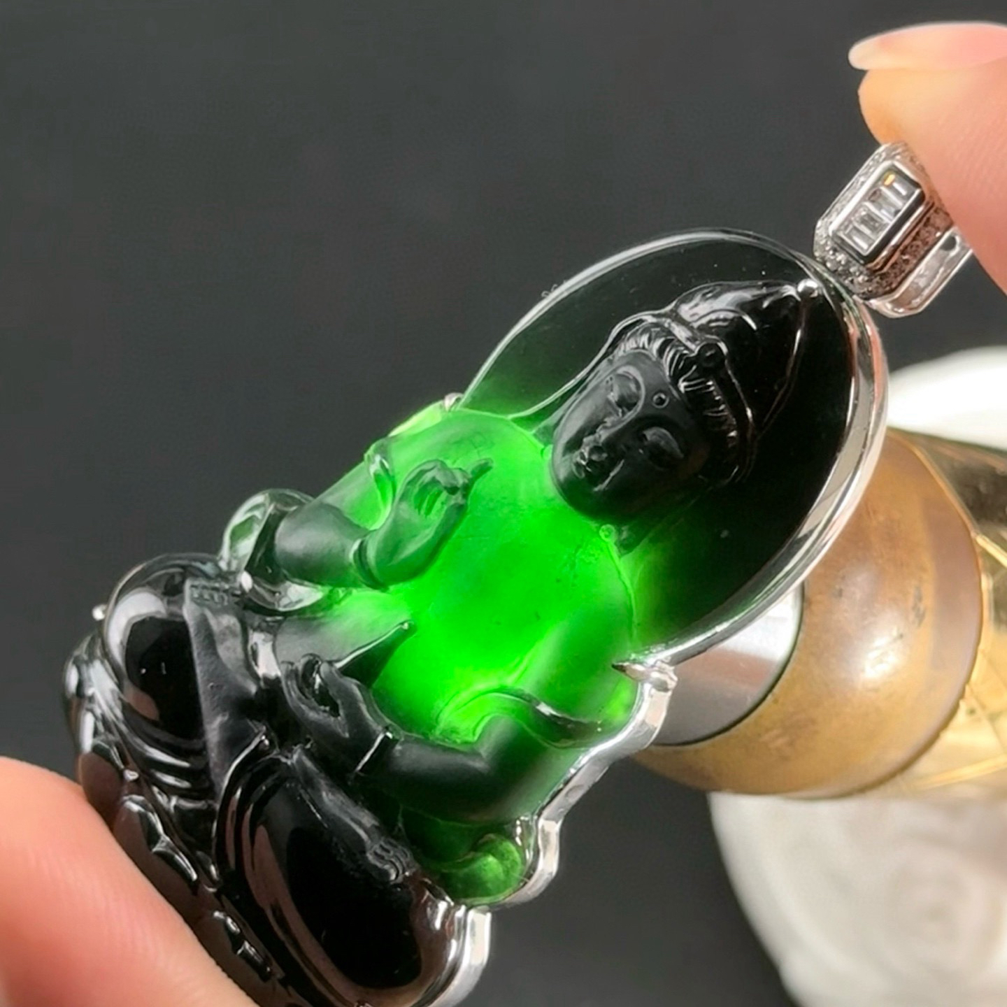 精品18k墨翠观音 种好色正 黑度极好 打灯通透 油性十足 尺寸54.6