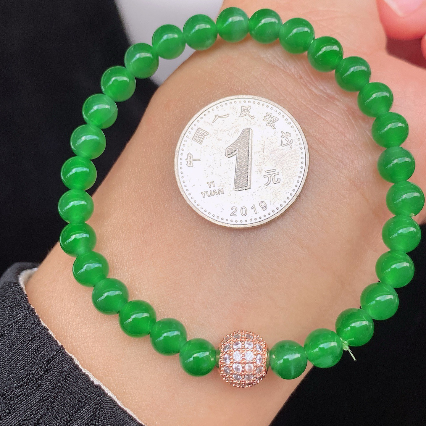 冰阳绿小米珠手串 
冰透种好 色辣色阳
色满色均 实物更美～