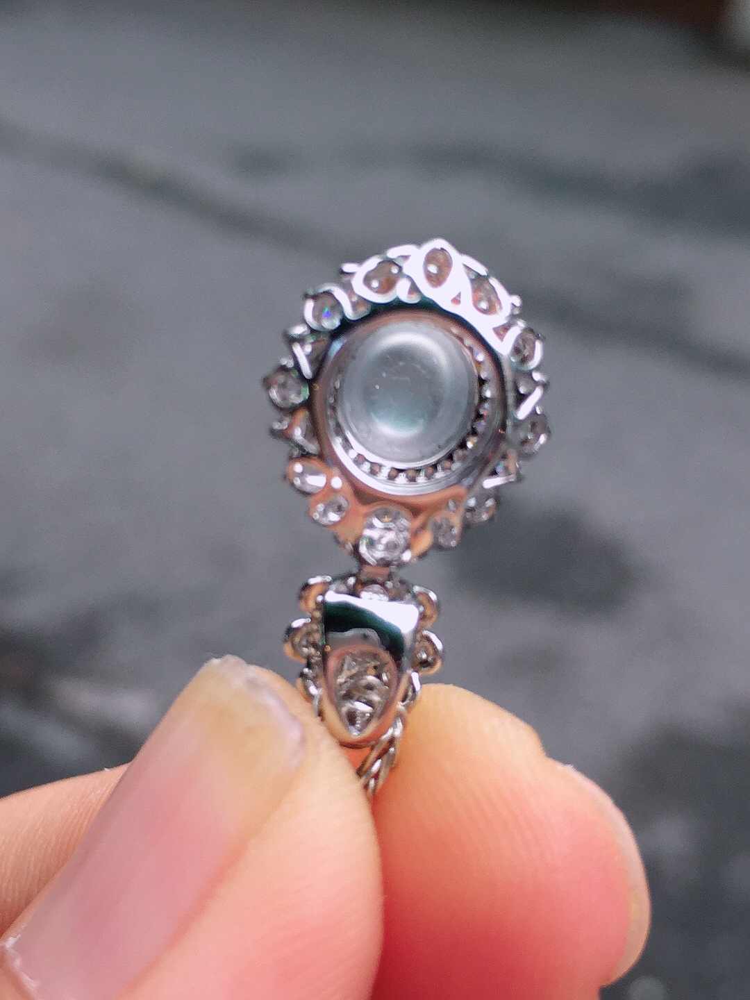 玻璃种蛋面吊坠，玉质细腻，荧光感超
强，饱满圆润，尽显优雅气质，18k
金豪华镶嵌