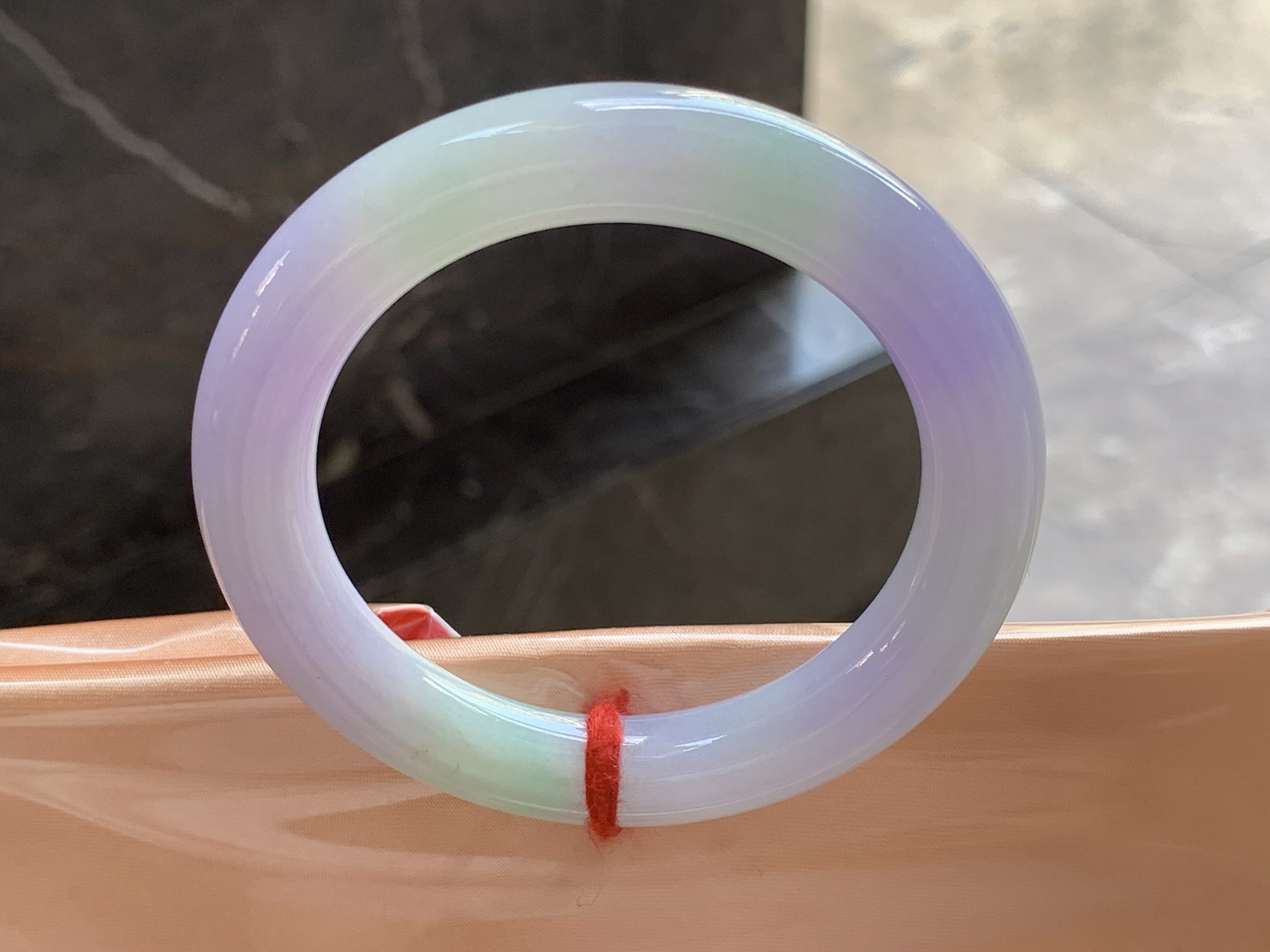 54-10.5

春彩圆条手镯54 55可戴～ 颜色鲜艳 细腻清爽的底子