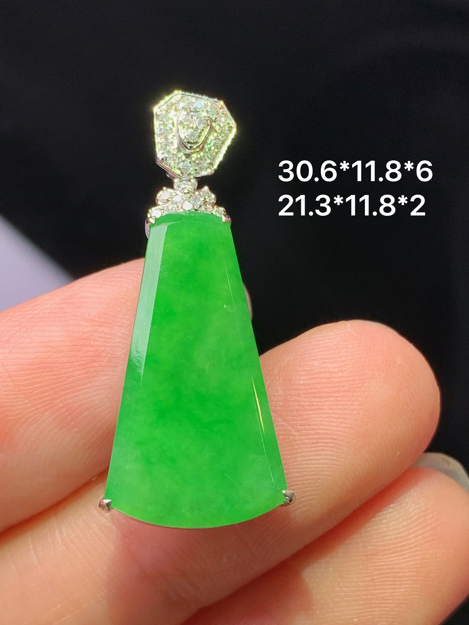 18k金钻镶嵌翠绿无事牌吊坠 玉质细腻 色泽艳丽清新 水润亮眼 整体尺寸30.6*11.8*6j2