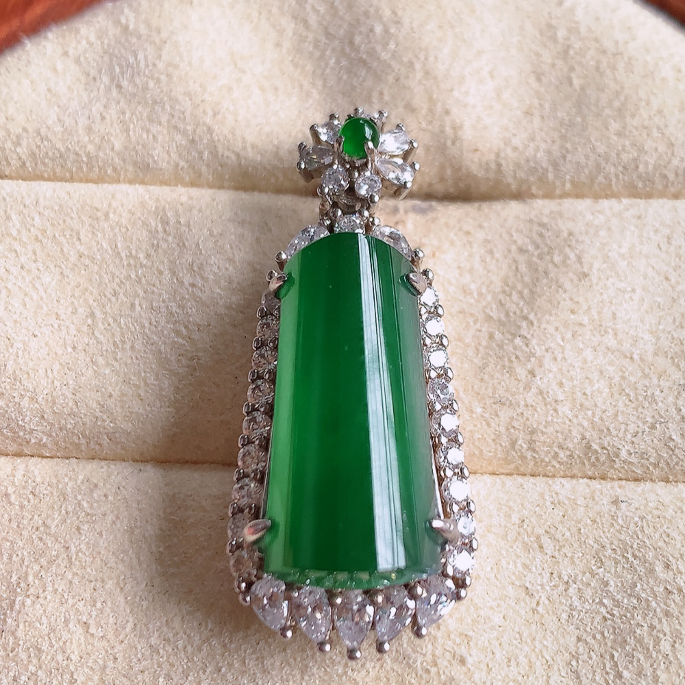 冰润满绿无事牌翡翠吊坠，平平安安，万事如意，沁人心脾，清秀高雅，925银镶 W481.11   整体