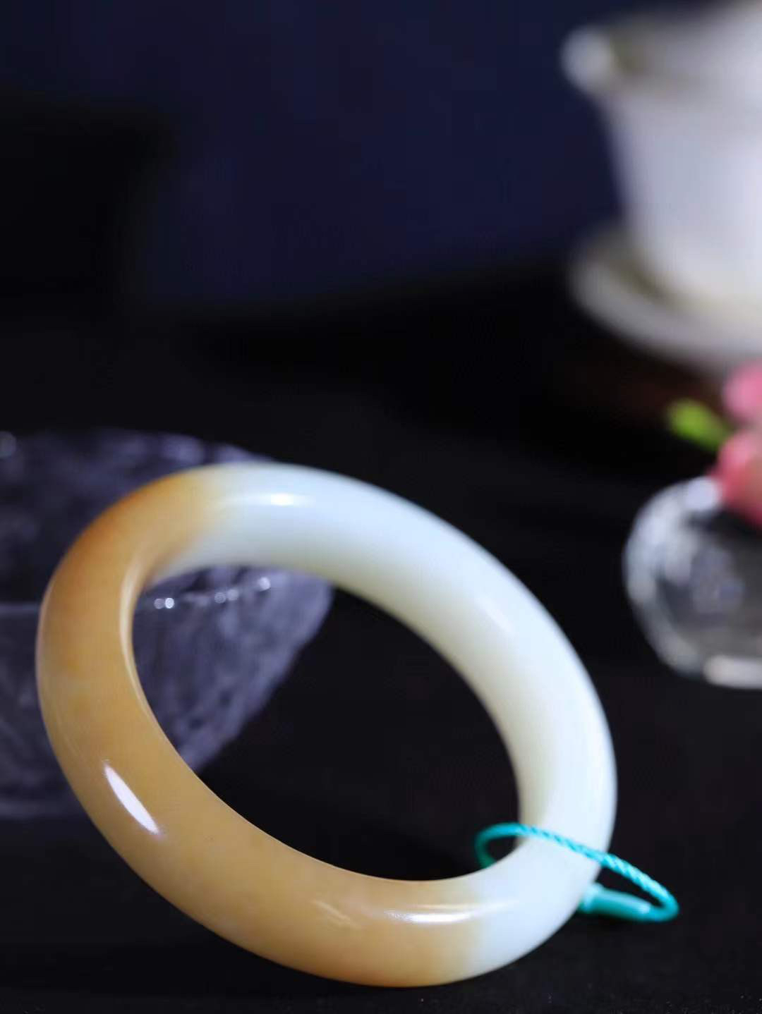 【一见钟情·手镯】

精品和田玉糖白玉手镯。镯型饱满，温润细腻，脂润沁香。️执一卷书，沏一盏茶，着一袭裙，戴一只镯。淡淡浅笺，素心若兰，静赏玉中诗画。悠悠岁月，芊手轻摘，盛满诗样芳华。重77克   内径圈口57.5mm 尺寸14.6-10.5mm  FDA-55471104