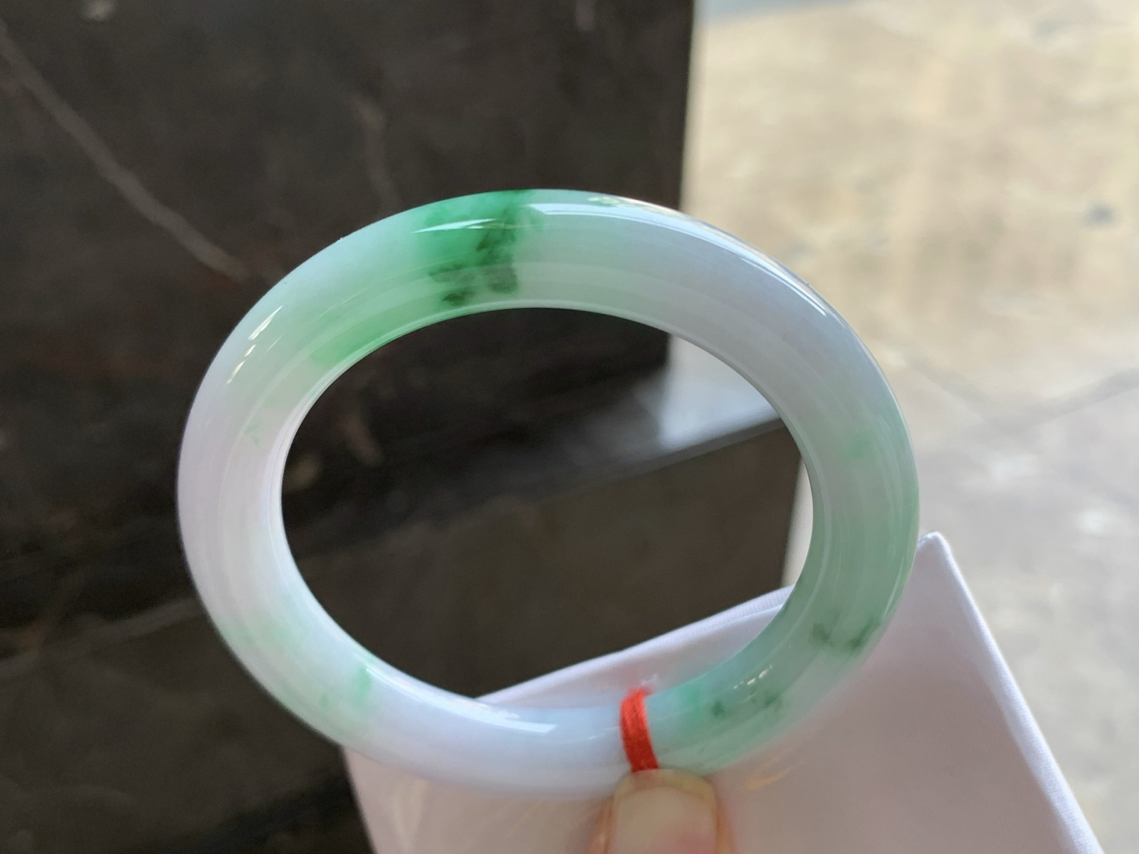 52.5-9.8

飘绿圆条手镯^_^玉质温润 色阳细腻