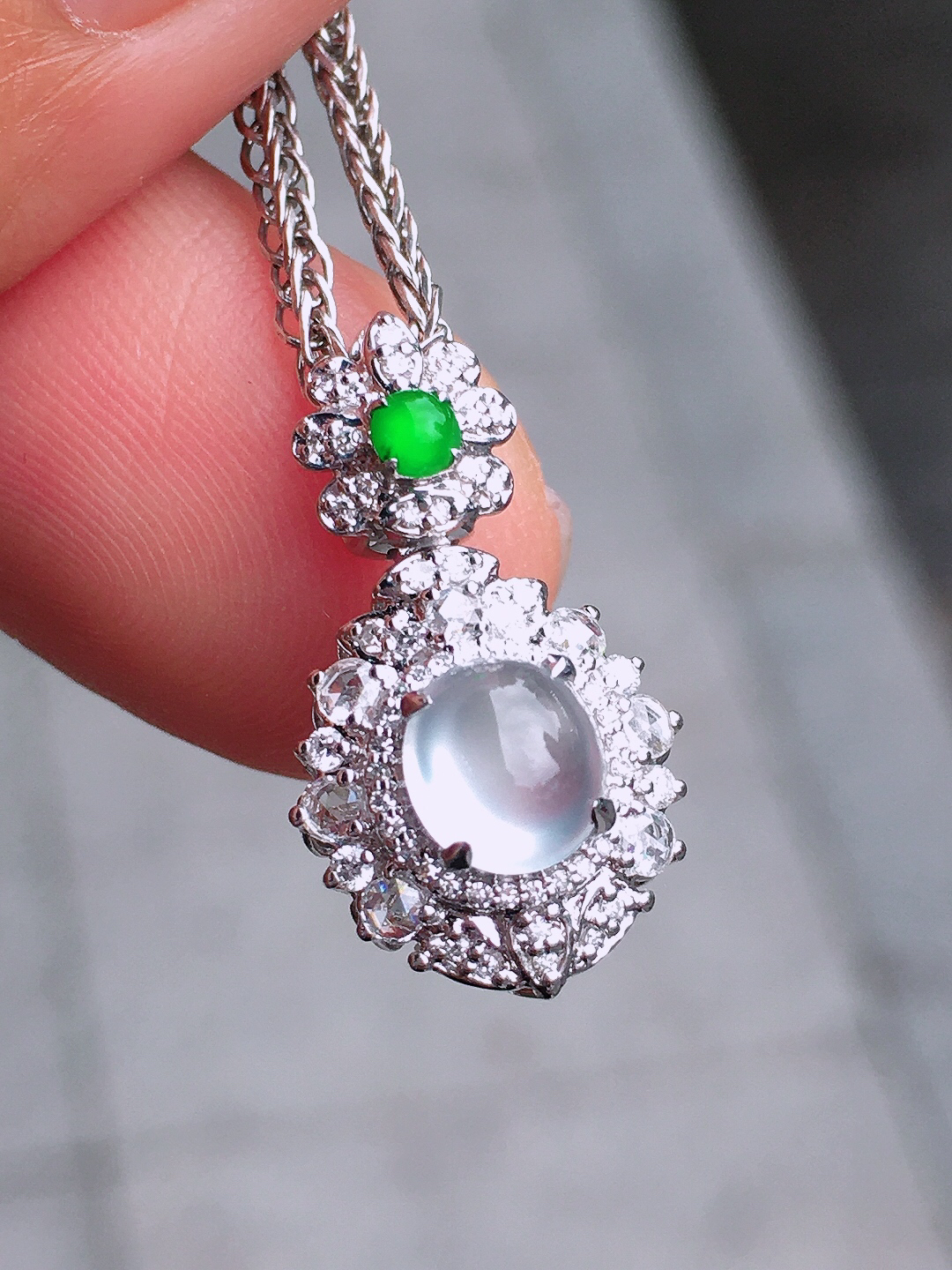 玻璃种蛋面吊坠，玉质细腻，荧光感超
强，饱满圆润，尽显优雅气质，18k
金豪华镶嵌