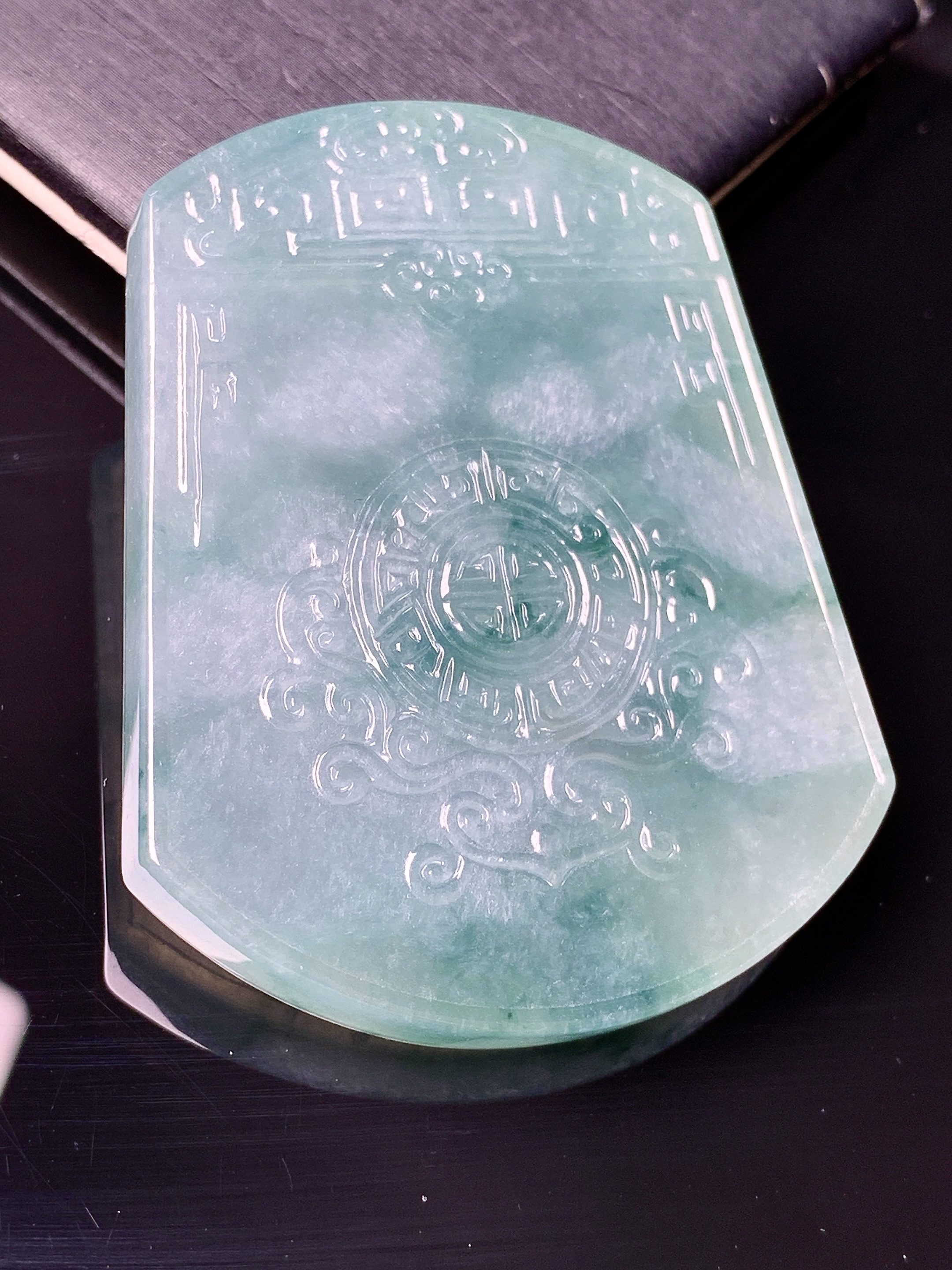 飘绿雕花牌吊坠 玉质细腻 色泽艳丽清新 水润亮眼 整体尺寸54*43*5.8d1