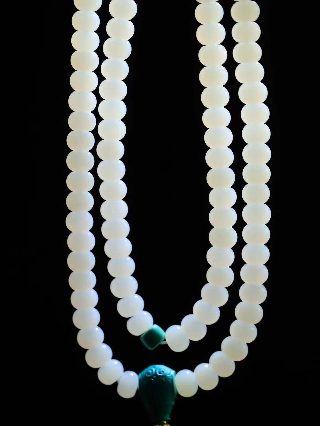 【108.链】

精品和田玉白玉算盘珠手串 玉质温润 油性十足 形苹果珠，静于念间，佛韵在心，轻轻拨动，尘埃落定，浮浮尘世，一念愚即般若绝，一念智即般若生。重74克  尺寸取一5.8-7.9mm   fDA-66401043