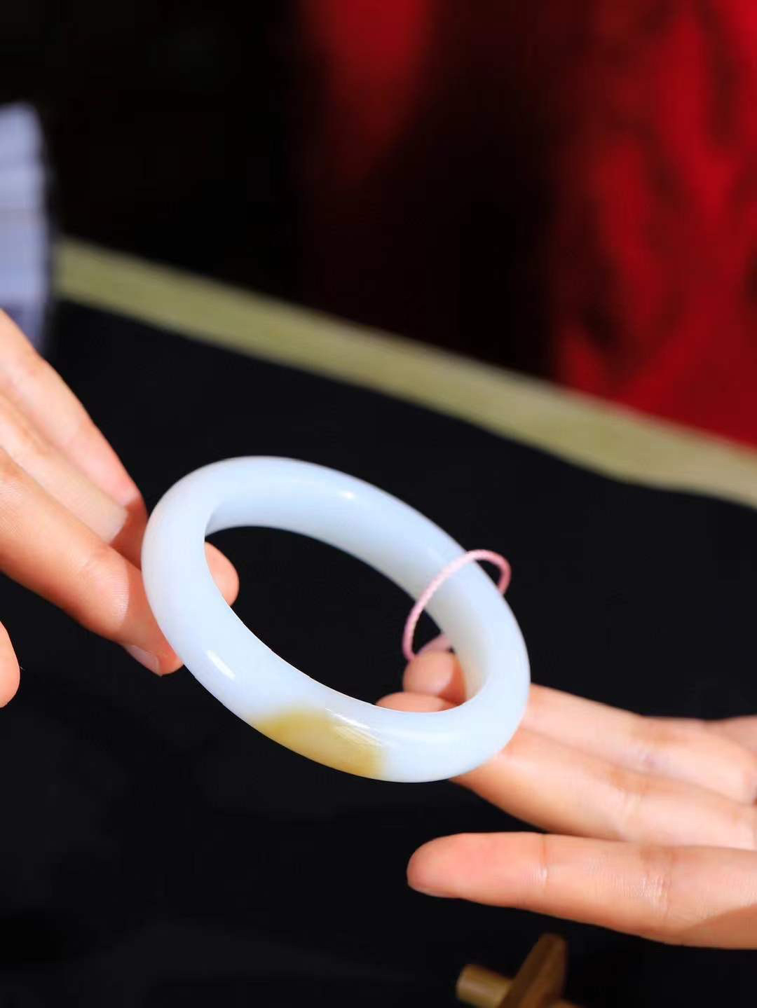 【腕间柔情.手镯】   

精品和田玉糖白玉手镯 玉质温润细腻 油性十足 古朴秀雅 轻抚岁月的栏杆软