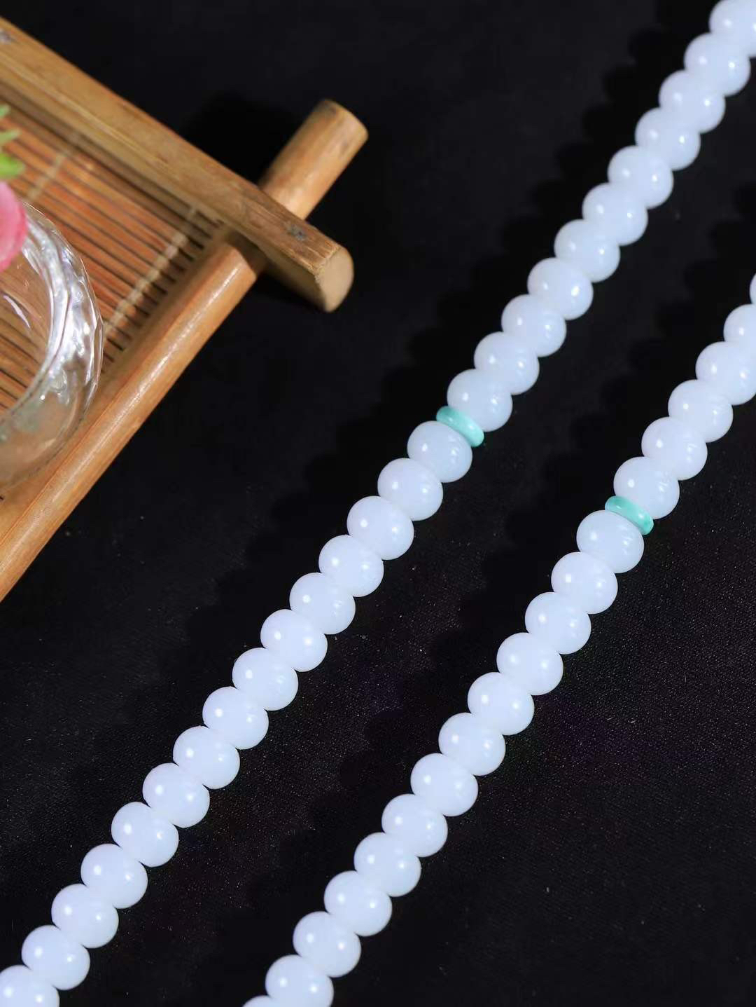 【108.链】

精品和田玉白玉算盘珠手串 玉质温润 油性十足 形苹果珠，静于念间，佛韵在心，轻轻拨动，尘埃落定，浮浮尘世，一念愚即般若绝，一念智即般若生。重74克  尺寸取一5.8-7.9mm   fDA-66401043