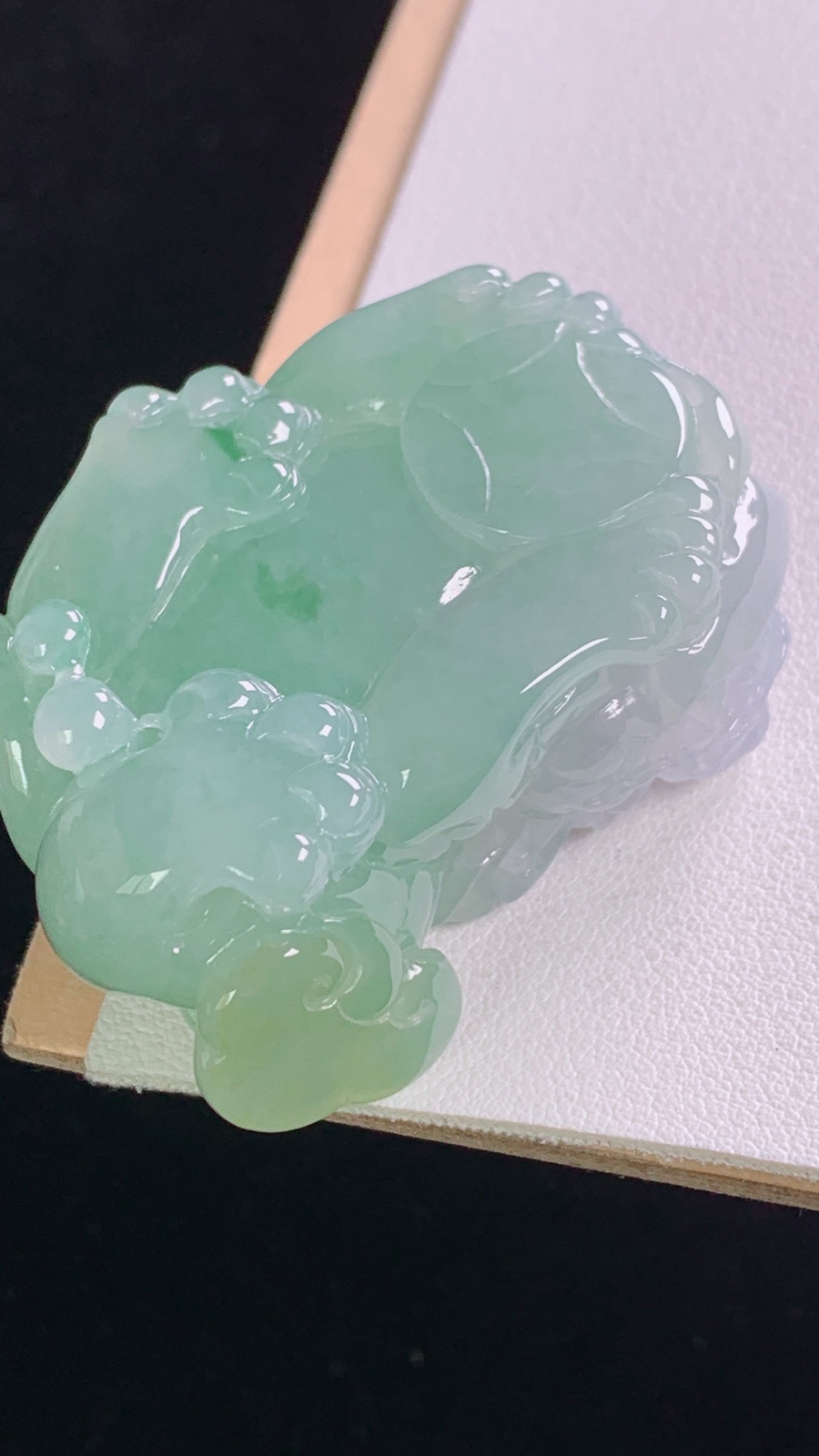 冰飘绿貔貅
花色灵动，雕工精湛，霸气，
尺寸:46.2-34.4-22.2mm 9