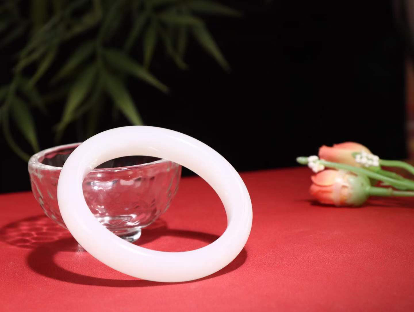 【花样年华】

精品和田玉白玉手镯，质地油润细腻，色泽高贵典雅，镯型古朴典雅。在诗情画意的雨巷相遇，你是我腕间的一抹风情，有你眸有深情，清风荡漾湖间静水，我愿俯身低眉，在烟波涟漪处，寻你深情倩影。重46.6克内径圈口54mm尺寸54-11.5-8.3mm FSO26248038218