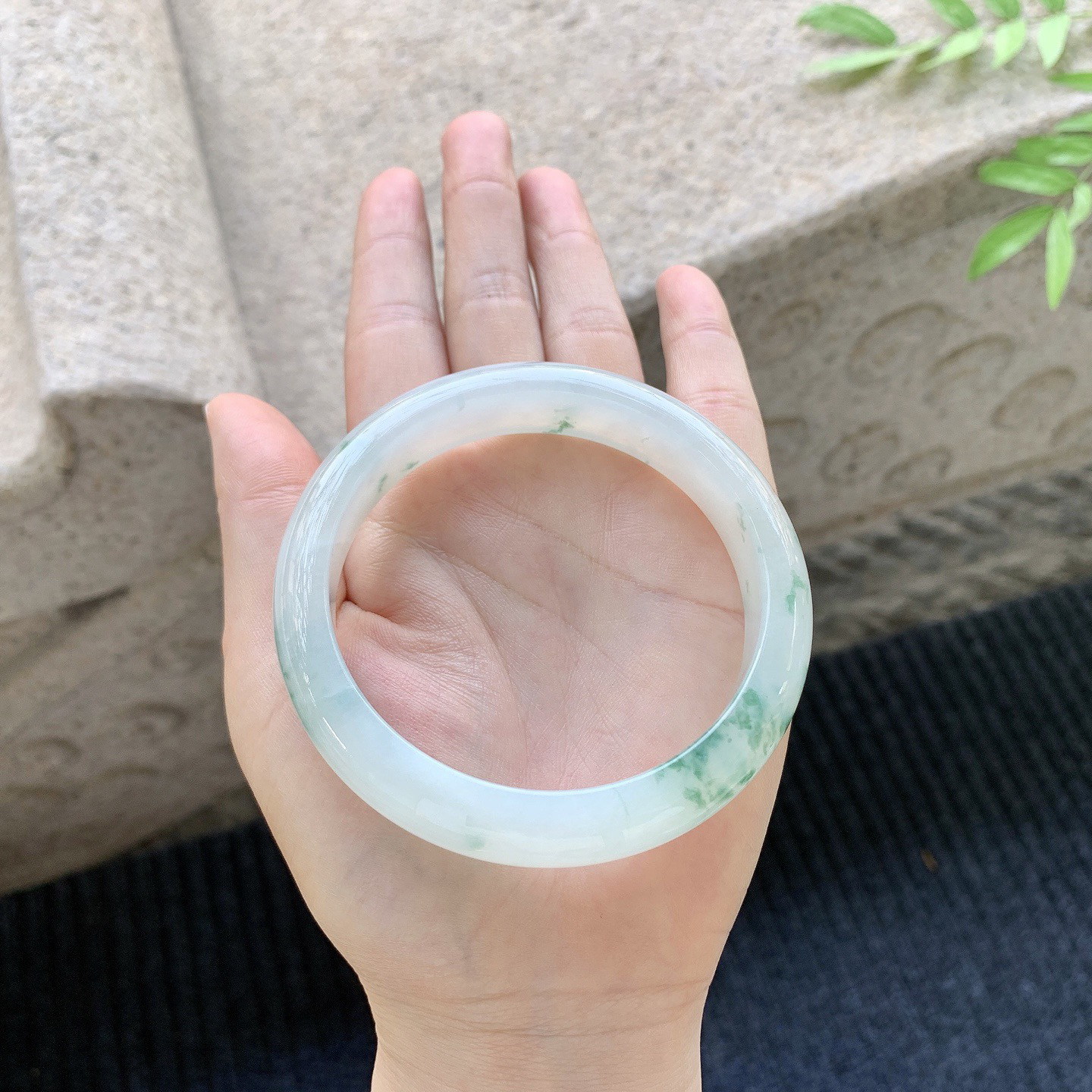 正圈59 60
【圈口】60.7/13/8.5
【描述】飘花，水润，种老，细腻，有棉纹！