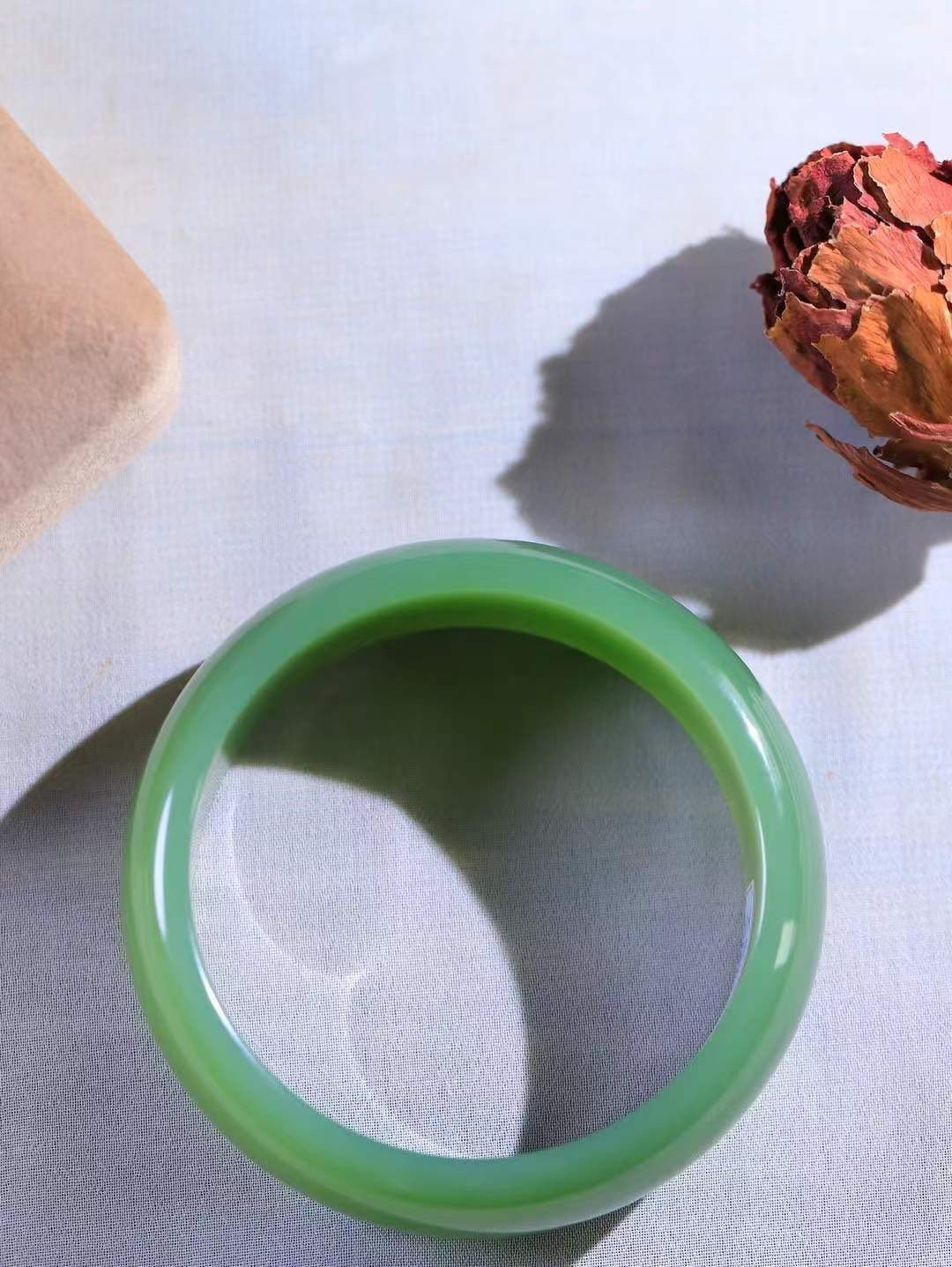 （碧色荡漾.手镯）

收藏级臻品和田玉碧玉手镯，灼灼其华想像靓妆淡伫 ，腕间绿意跳脱冰壶莹，坐间静对，姑射仙姿潇洒处，艳冶最奇料子油润滋腻镯型饱满，手感上佳。重87克   内径59.8mm尺寸22-7.7mm  24471113T