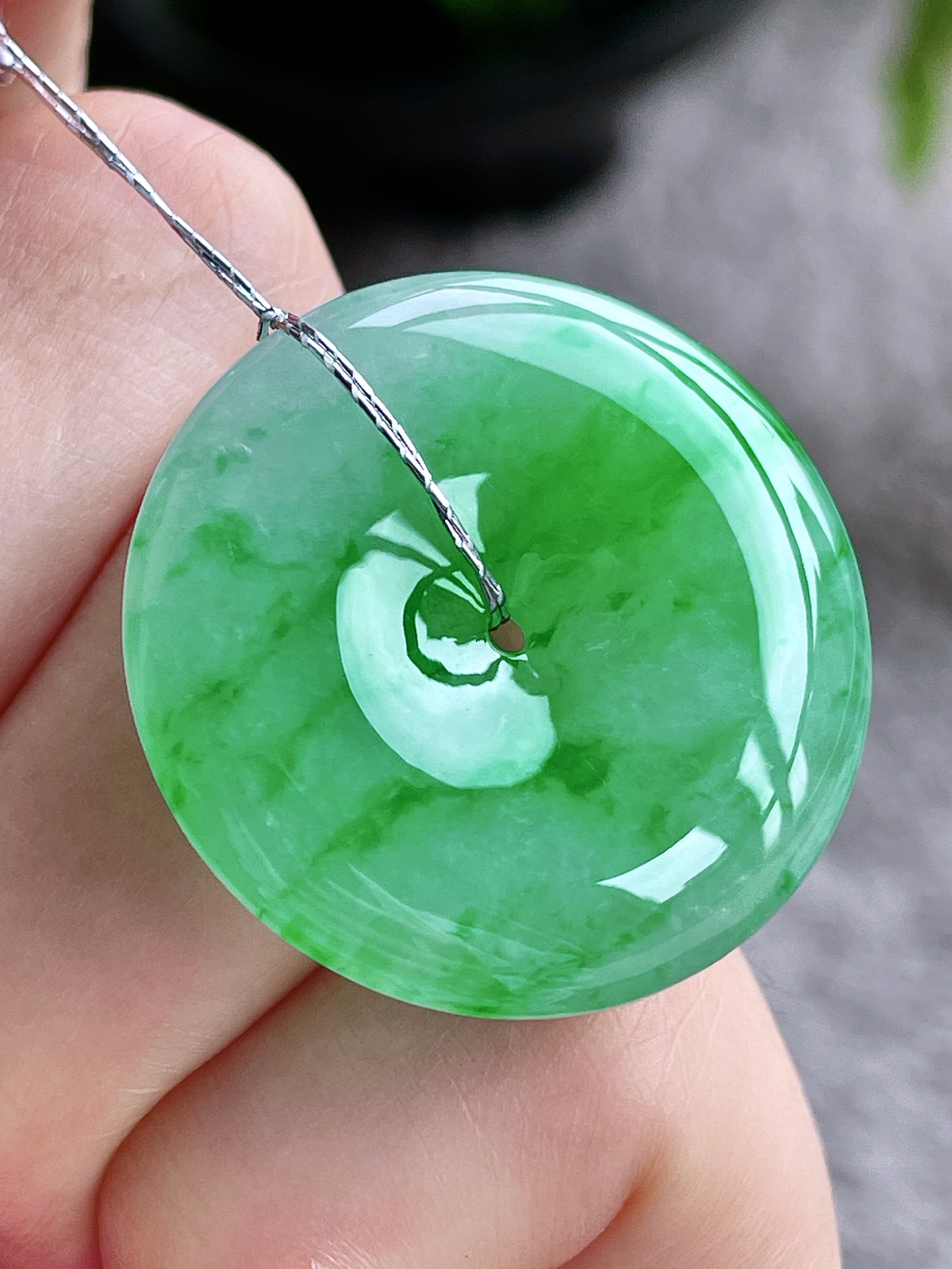 【裸石】高冰阳绿平安扣吊坠
【说明】缅料 性价比高  
【尺寸】30-5.7