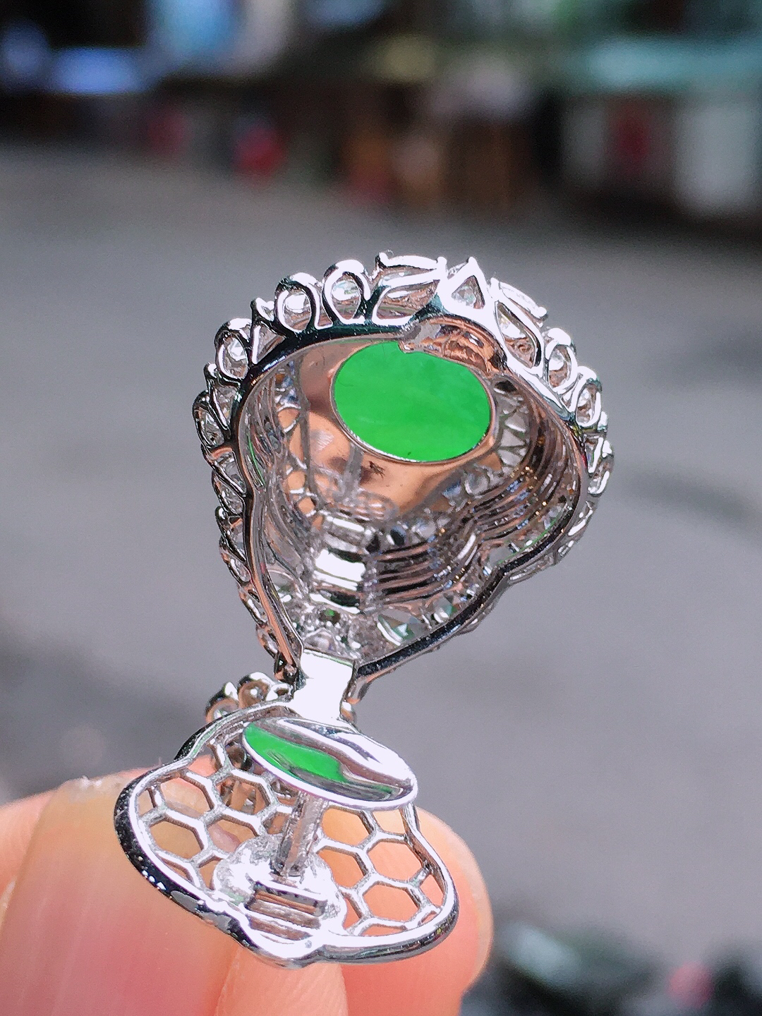 阳绿葫芦吊坠，色泽均匀艳丽，玉质细腻，荧光感超
强，饱满圆润，尽显优雅气质，18k
金豪华镶嵌