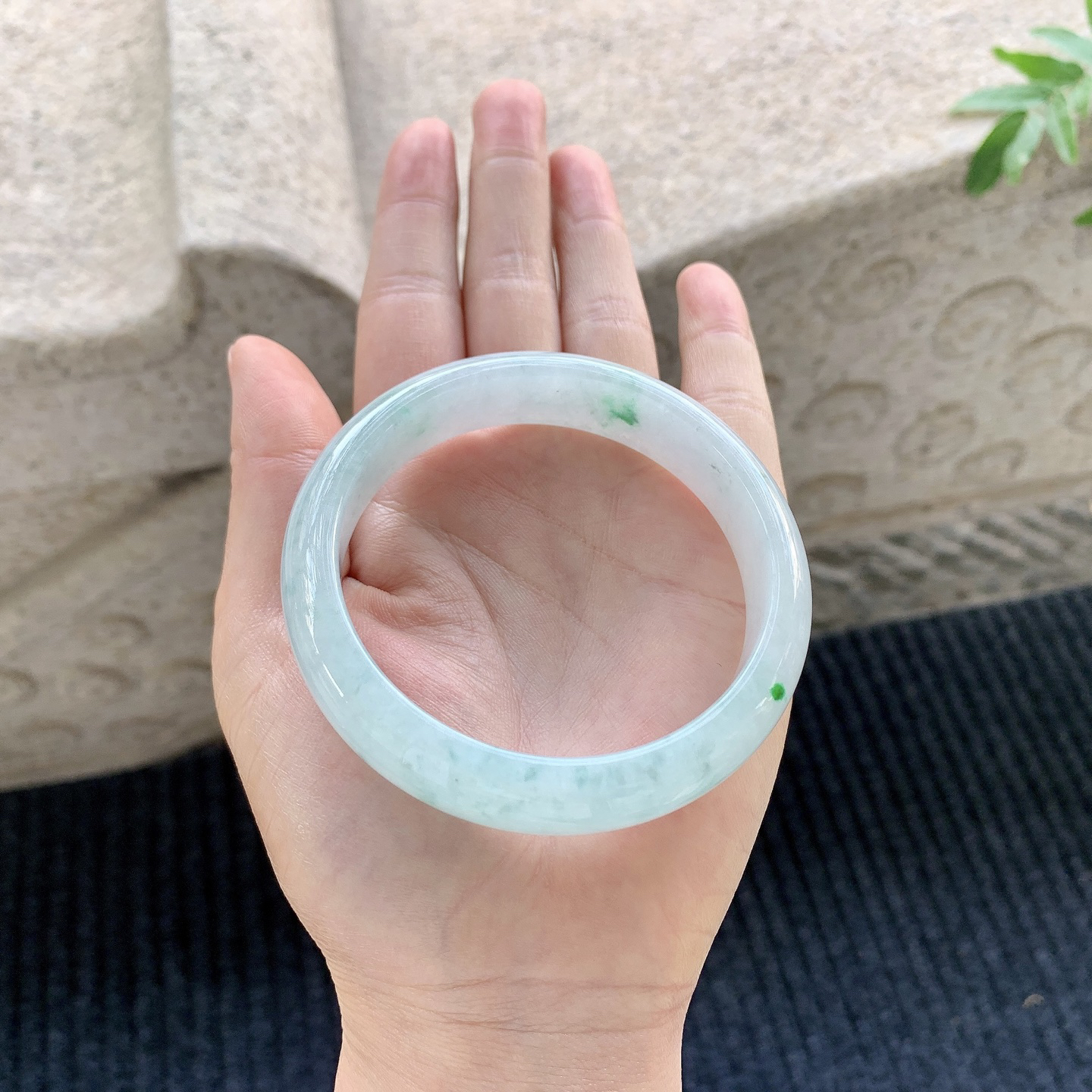 【圈口】59/13.5/7.6
【描述】细糯飘绿，水润，种老，细腻，无纹裂！