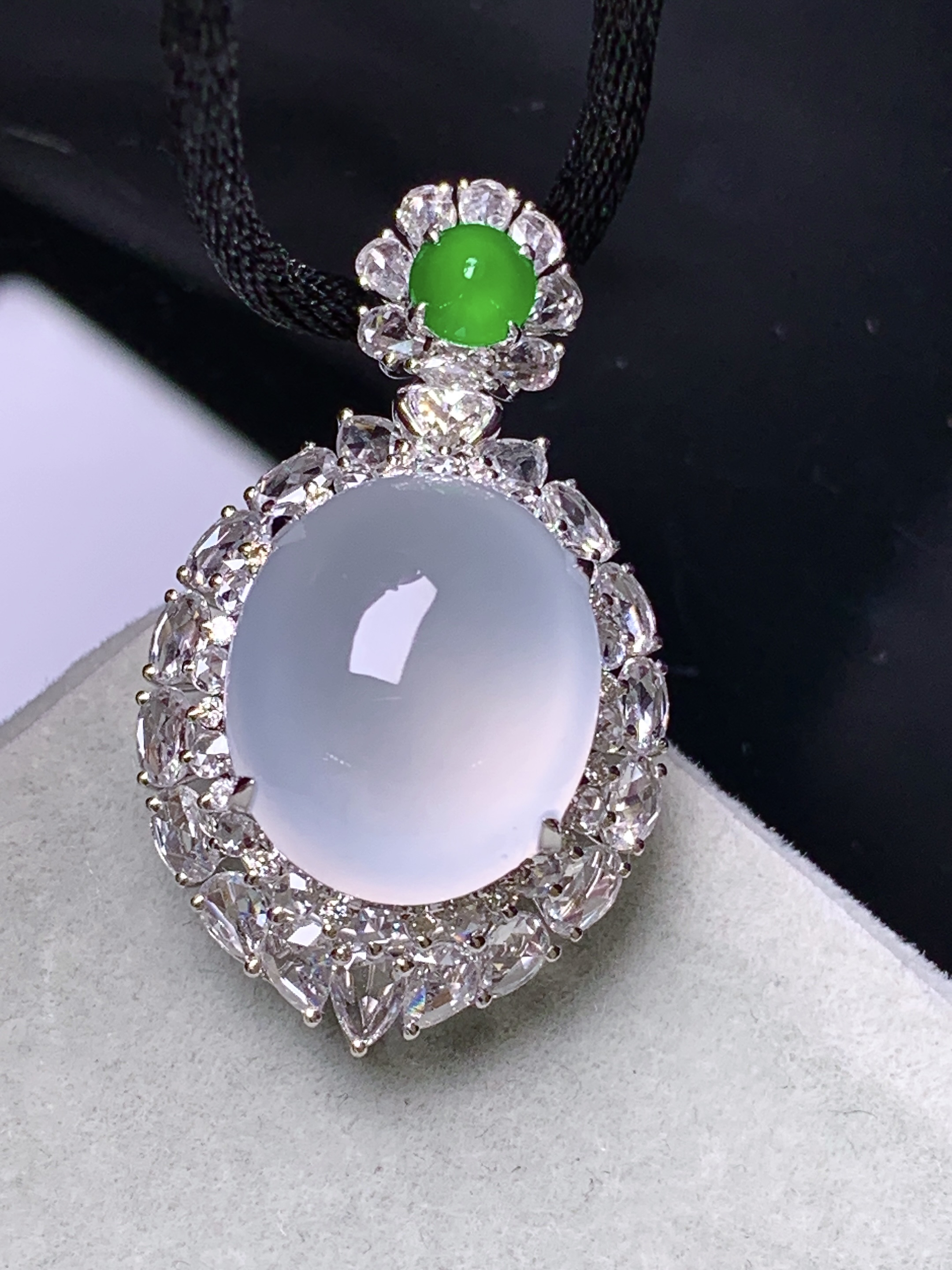 18k金钻镶嵌冰种蛋面吊坠 玉质细腻 色泽艳丽清新 水润亮眼 整体尺寸34*20*15.5k2