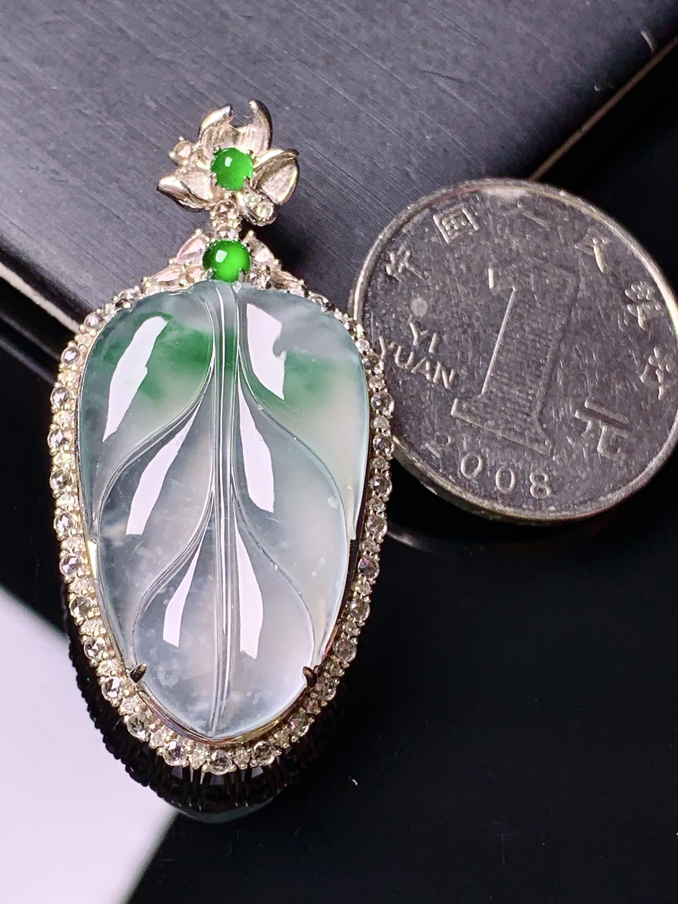 18k金钻镶嵌冰种树叶吊坠 玉质细腻 色泽艳丽清新 水润亮眼 整体尺寸43.2*22*9.3c5