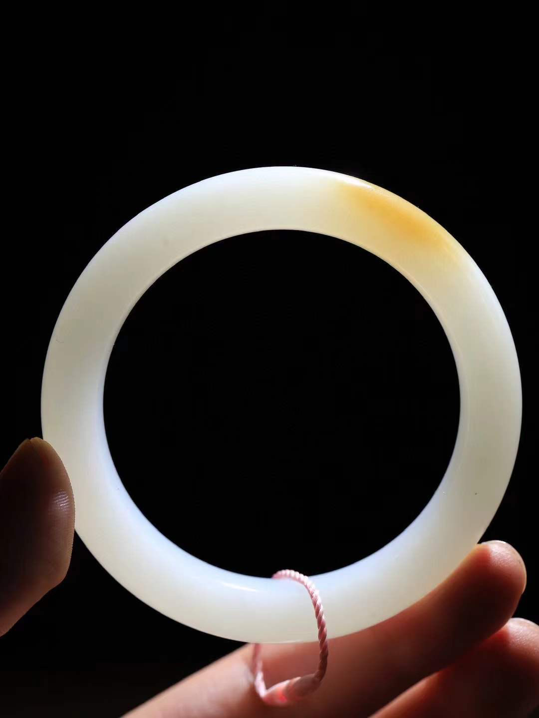 【暖玉生香·手镯】

精品和田玉糖白玉手镯，质地油润细腻，色泽高贵典雅，镯型古朴典雅。在诗情画意的雨巷相遇，你是我腕间的一抹风情，有你眸有深情，清风荡漾湖间静水，我愿俯身低眉，在烟波涟漪处，寻你深情倩影。内径54.5mm尺寸12-9.5mm重54.5克  69401158A