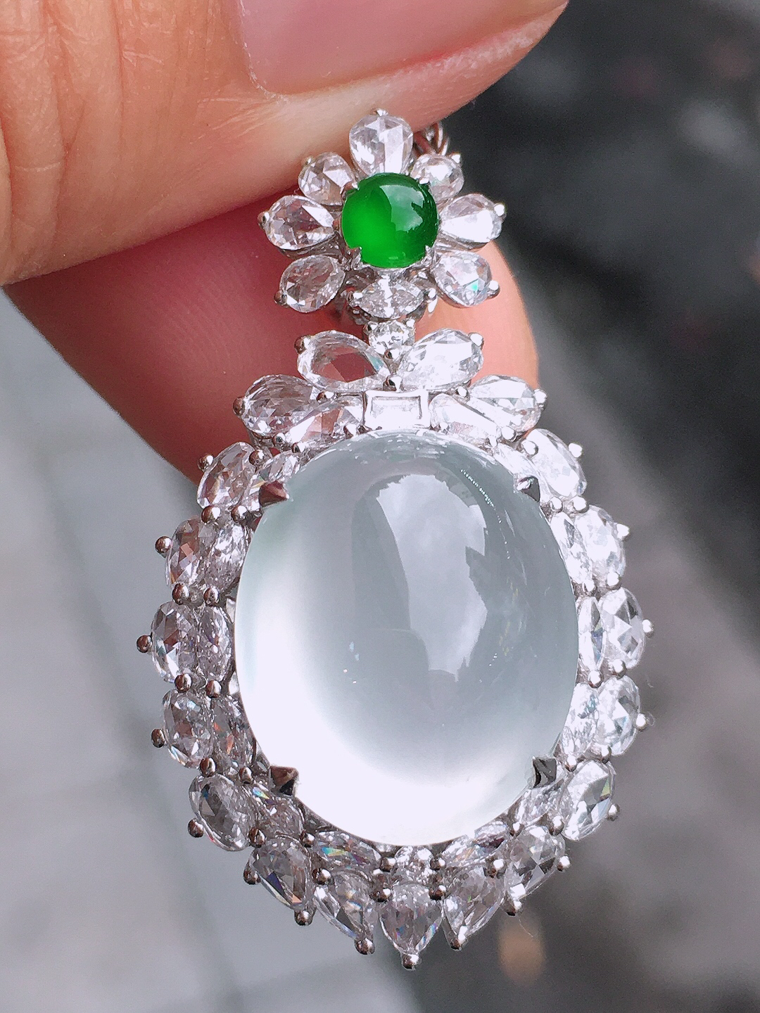 冰种蛋面吊坠，玉质细腻，荧光感超
强，饱满圆润，尽显优雅气质，18k
金豪华镶嵌