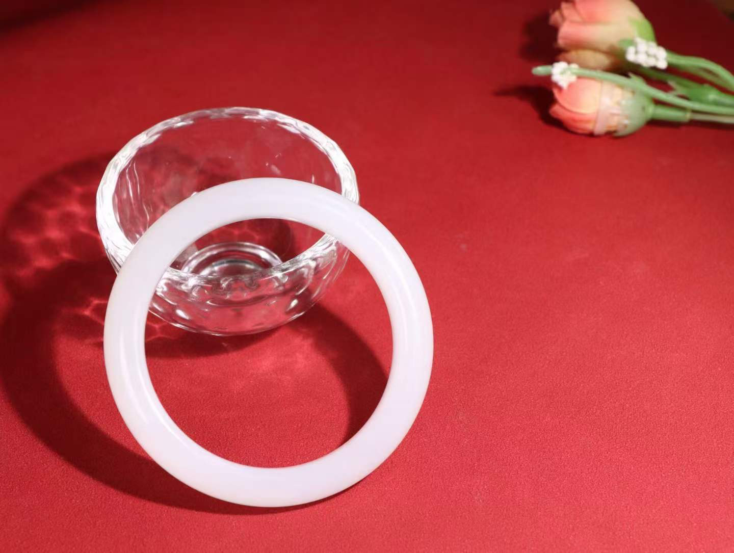 【花样年华】

精品和田玉白玉手镯，质地油润细腻，色泽高贵典雅，镯型古朴典雅。在诗情画意的雨巷相遇