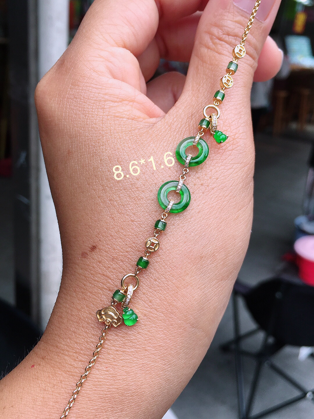 阳绿平安扣手链，色泽均匀艳丽，玉质细腻，荧光感超
强，饱满圆润，尽显优雅气质，18k
金豪华镶嵌