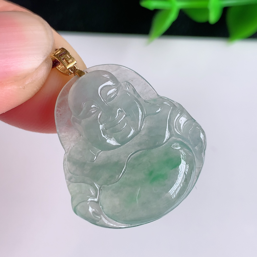 18k金扣冰润飘绿佛公挂件 玉质细腻  精雕弥勒佛，笑佛福耳垂肩，面相喜庆，开怀大笑，憨态可掬。惟妙