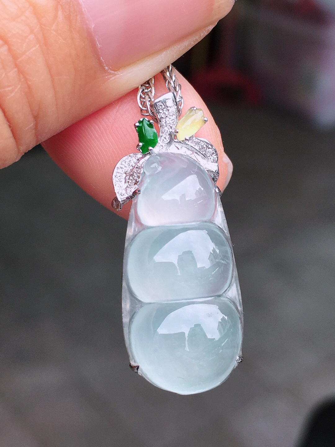 冰种福豆吊坠，玉质细腻，荧光感超
强，饱满圆润，尽显优雅气质，18k
金豪华镶嵌