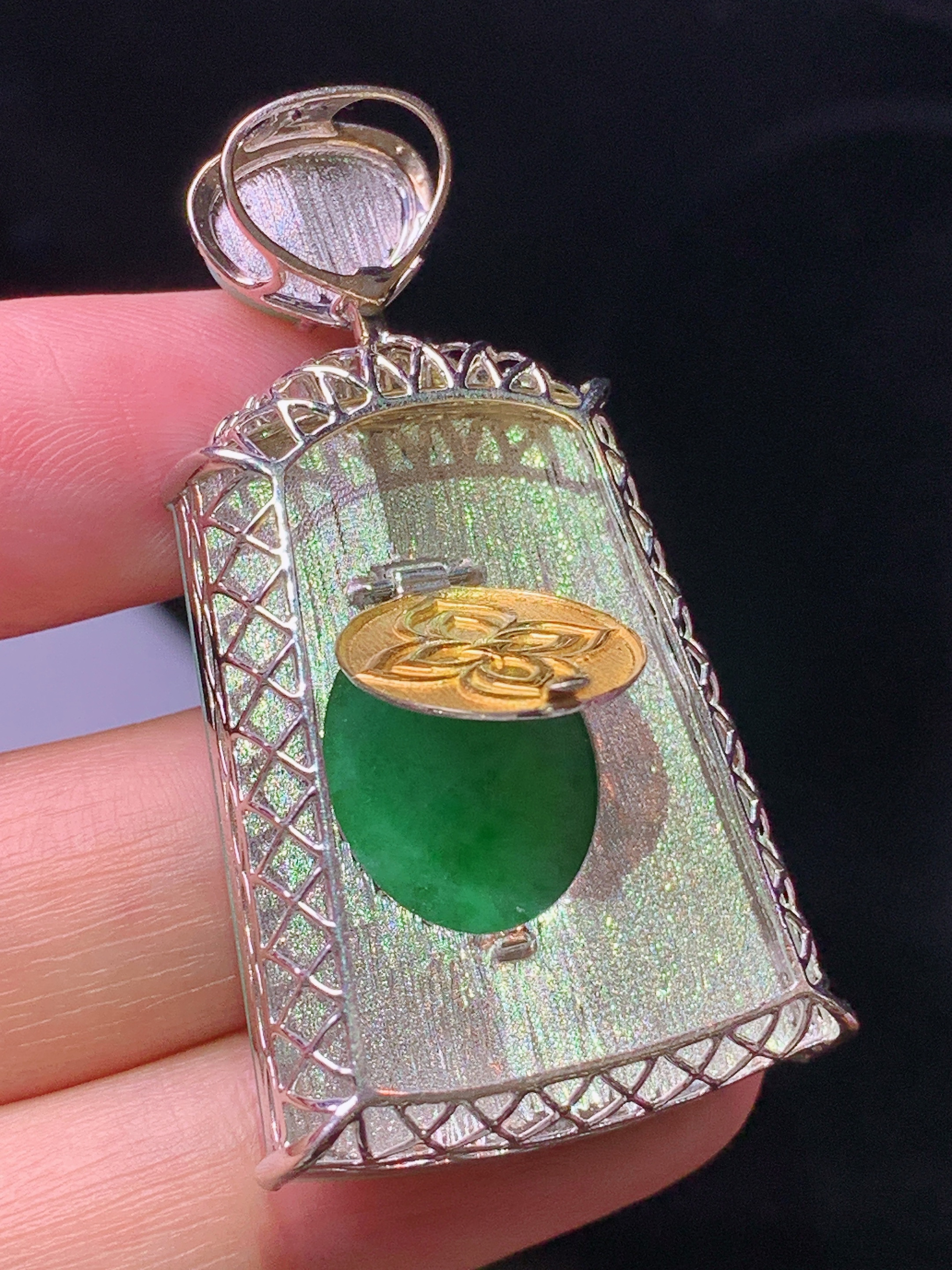 18k金钻镶嵌翠绿无事牌吊坠 玉质细腻 色泽艳丽清新 水润亮眼 整体尺寸46.5*24.3*9.5j2