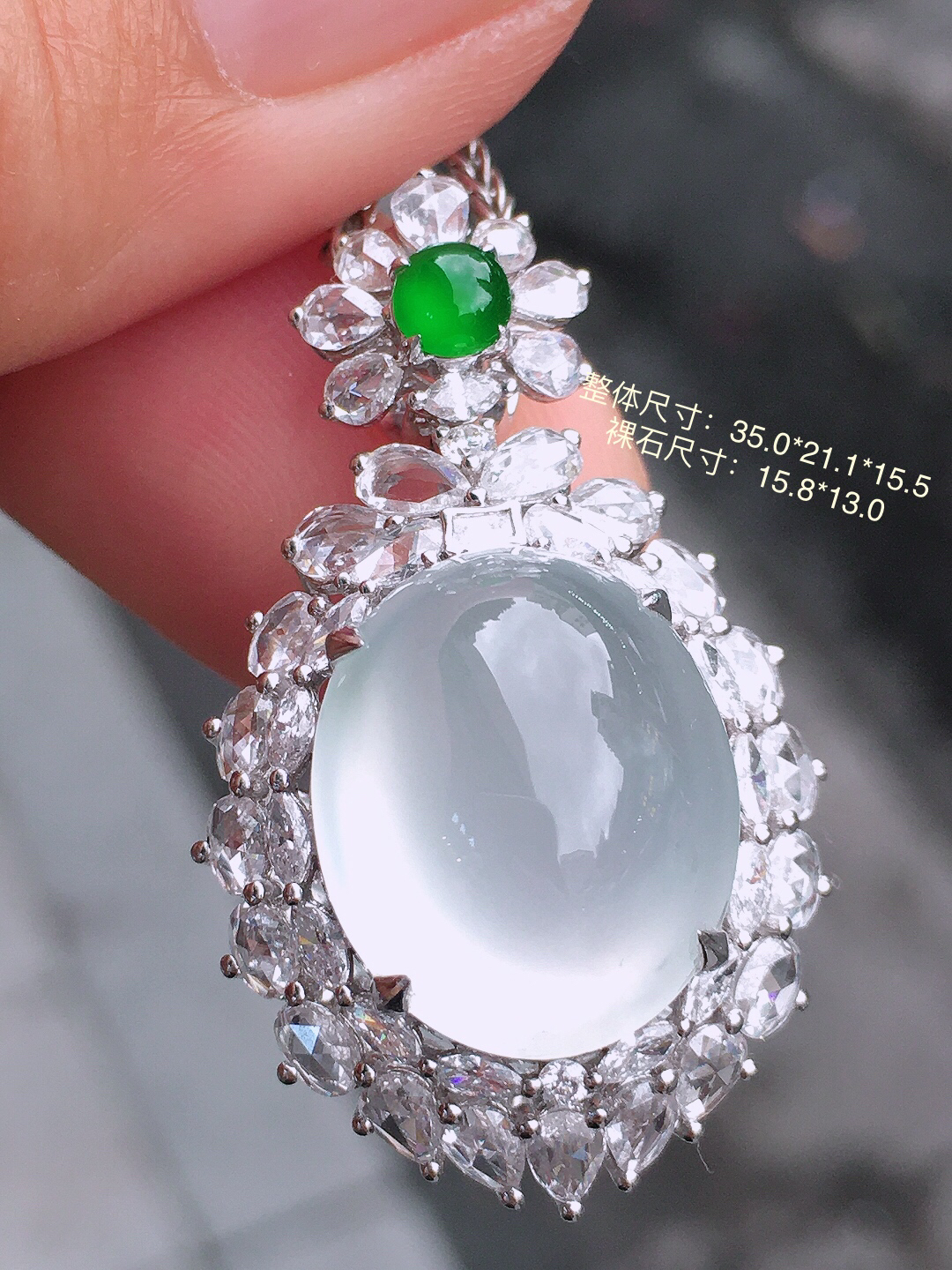 冰种蛋面吊坠，玉质细腻，荧光感超
强，饱满圆润，尽显优雅气质，18k
金豪华镶嵌