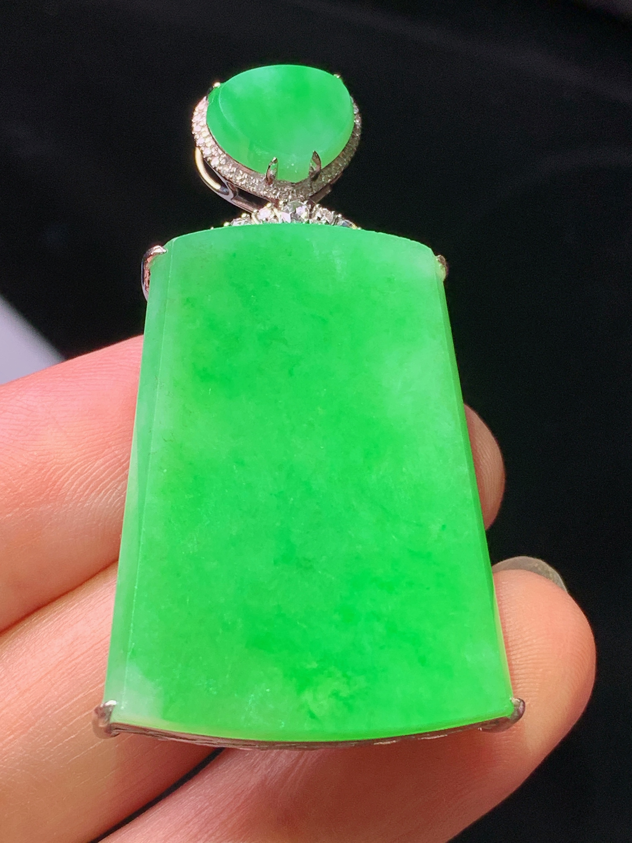 18k金钻镶嵌翠绿无事牌吊坠 玉质细腻 色泽艳丽清新 水润亮眼 整体尺寸46.5*24.3*9.5j2