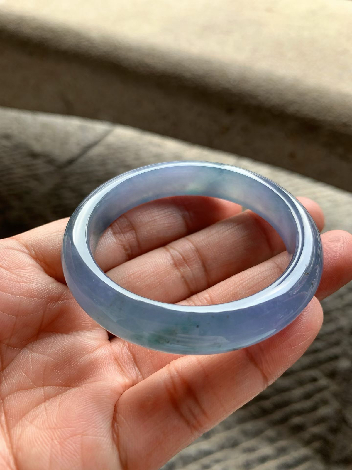 美艳冰紫飘花正圈手镯尺寸50*11*7.5 老坑种水，纯净细腻，通透冰凝，胶感满满，花色灵动，韵味十足，高贵典雅！