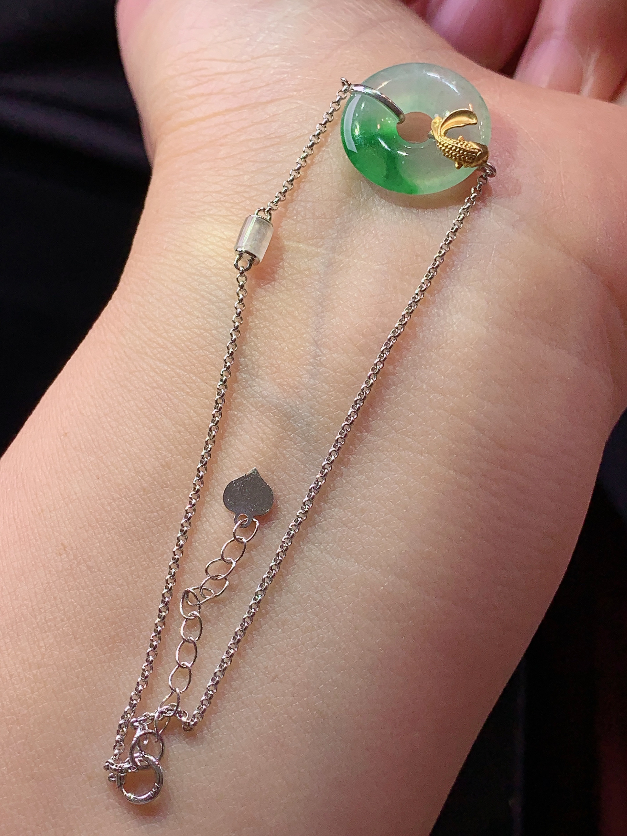 18k金镶嵌冰种飘绿平安扣手链 玉质细腻 色泽艳丽清新 水润亮眼 整体尺寸15*3c5