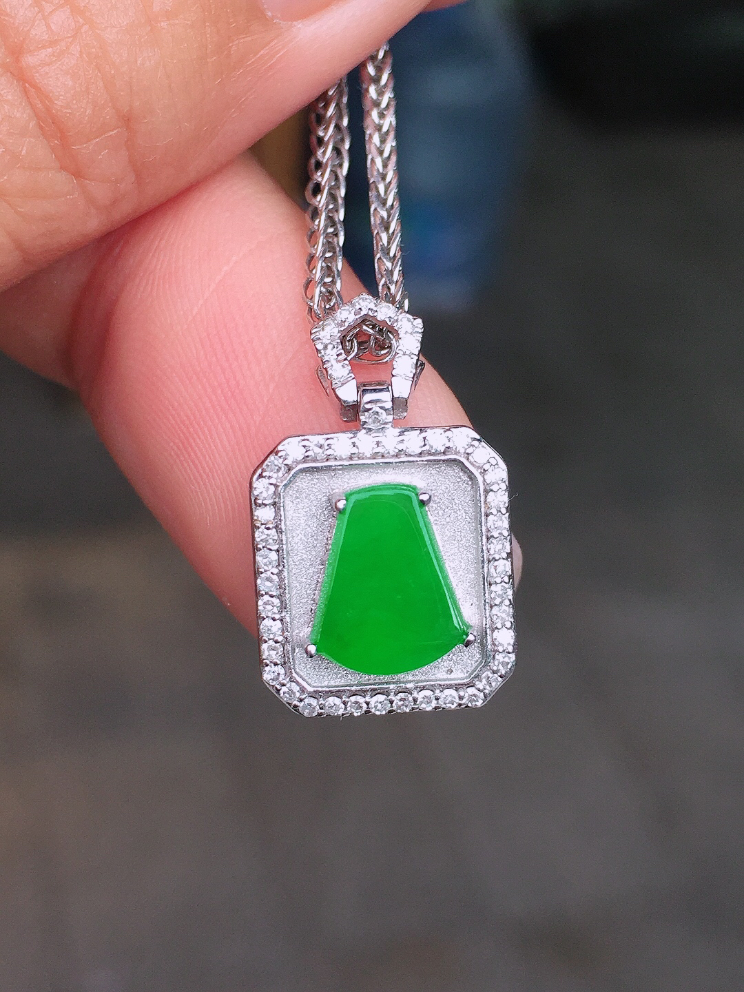 阳绿无事牌吊坠，色泽均匀艳丽，玉质细腻，荧光感超
强，饱满圆润，尽显优雅气质，18k
金豪华镶嵌