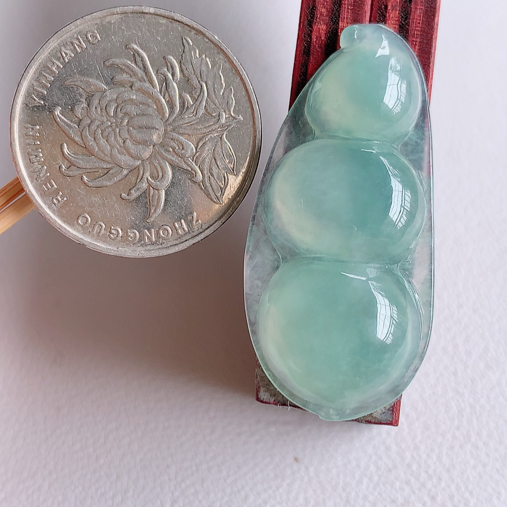 冰润福豆翡翠挂件，老种飘花  冰清玉洁  胶感十足  寓意“四季平安，福气满满”颜色鲜艳，清新自然，饱满通透   W357.11  尺寸：39-18-5.8mm