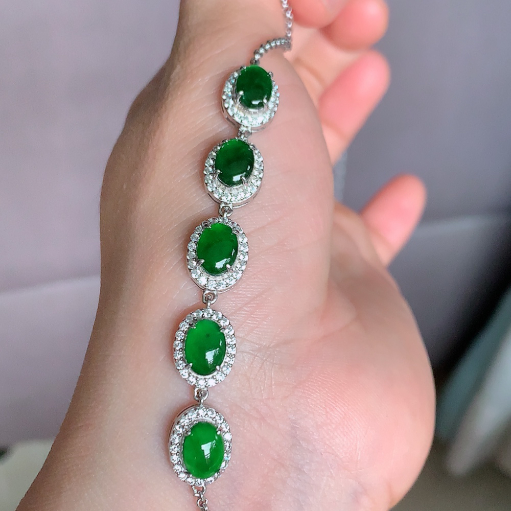 冰润翡翠蛋面手链，水水润润，珠圆玉润，颜色鲜艳，妙明清净，清秀高雅，佩戴效果优雅迷人！性价比超值 W