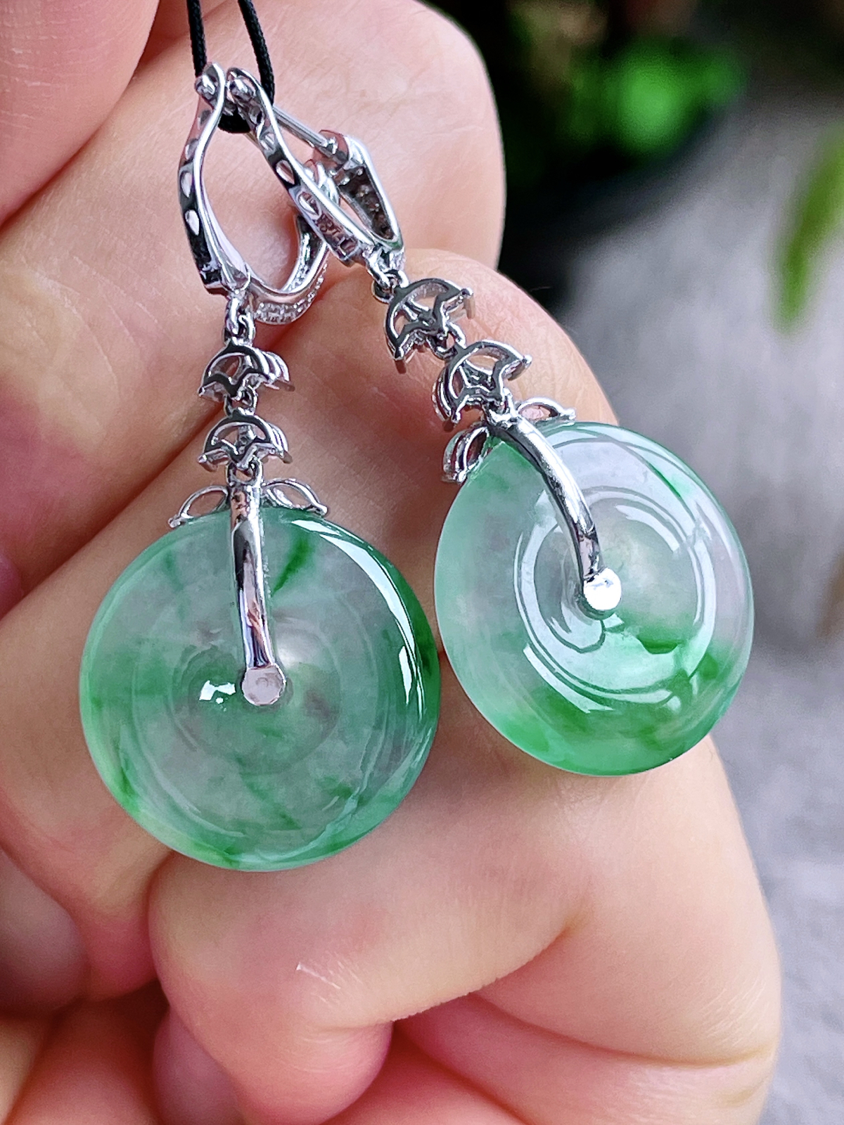 【镶嵌】高冰飘绿花平安扣耳坠 
【说明】缅料 18k金镶嵌 性价比高 飘花
【整体】39.4
【裸石】17.2-3.6