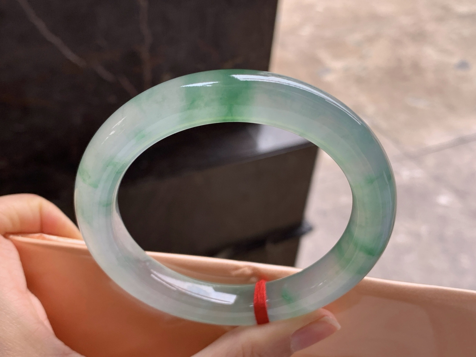 58.5-11.3

冰种绿花圆条手镯^_^种老 飘花好看