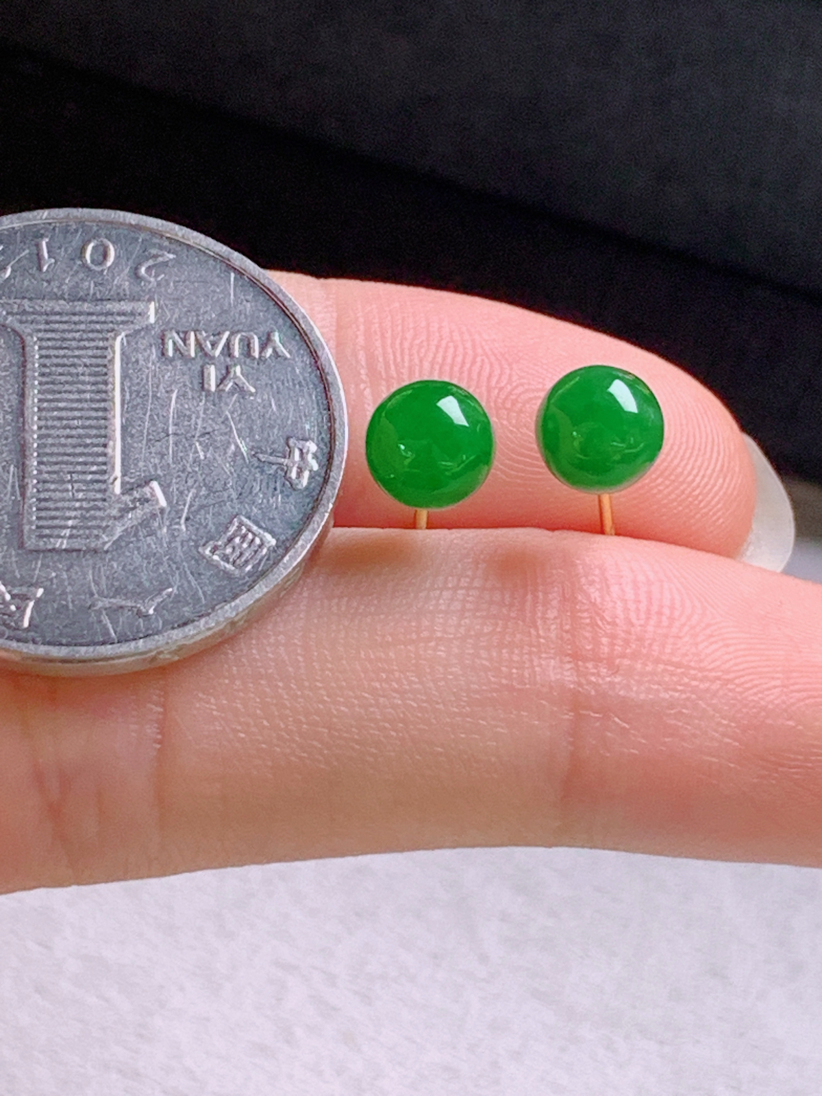 冰满绿珠珠耳钉，色好圆润
卡5.8