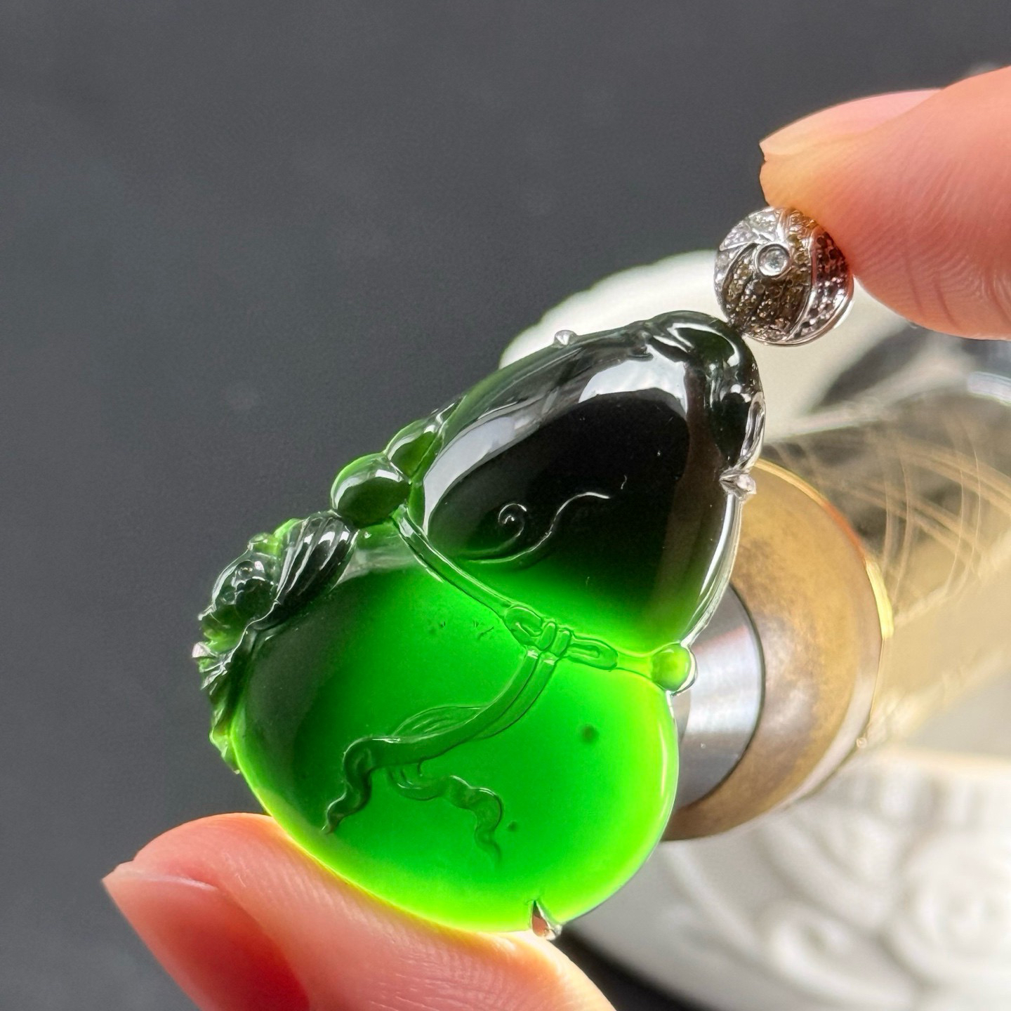 精品18k墨翠葫芦吊坠 种好色正 黑度极好 打灯通透 油性十足 尺寸40.9