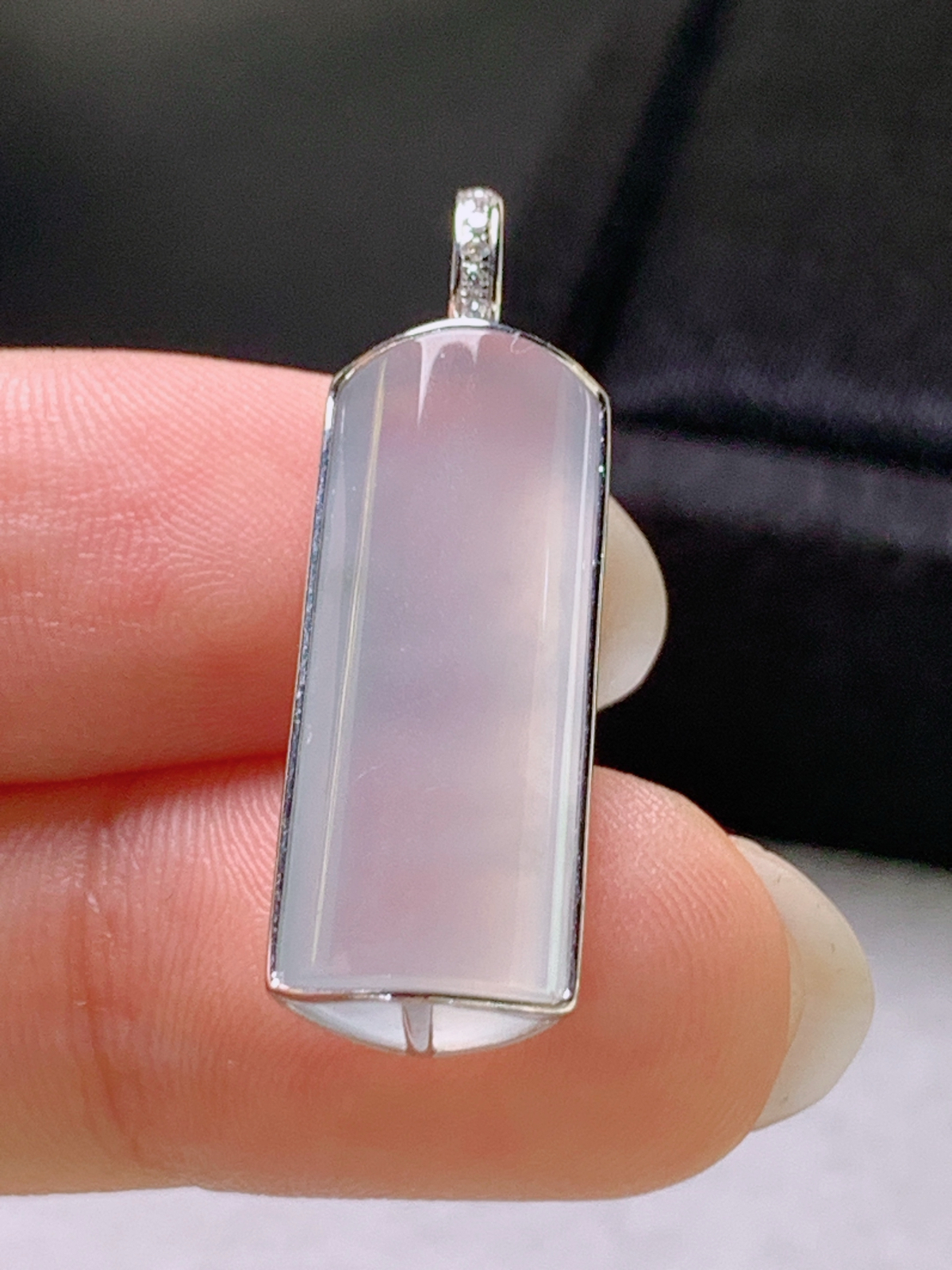 高冰无事牌吊坠，冰透细腻

裸石23.2-9.4-5.5
整体29.6