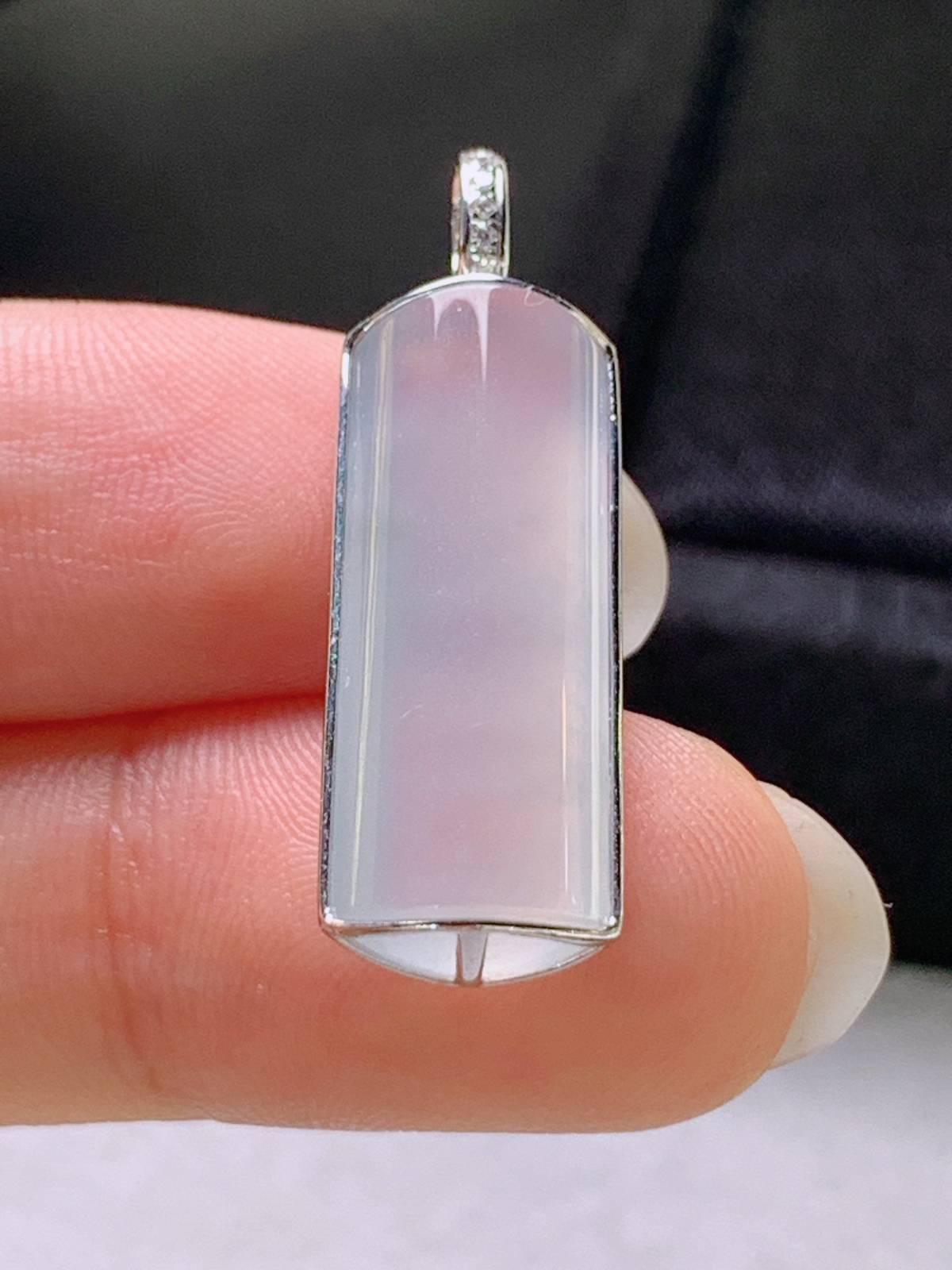 高冰无事牌吊坠，冰透细腻

裸石23.2-9.4-5.5
整体29.6