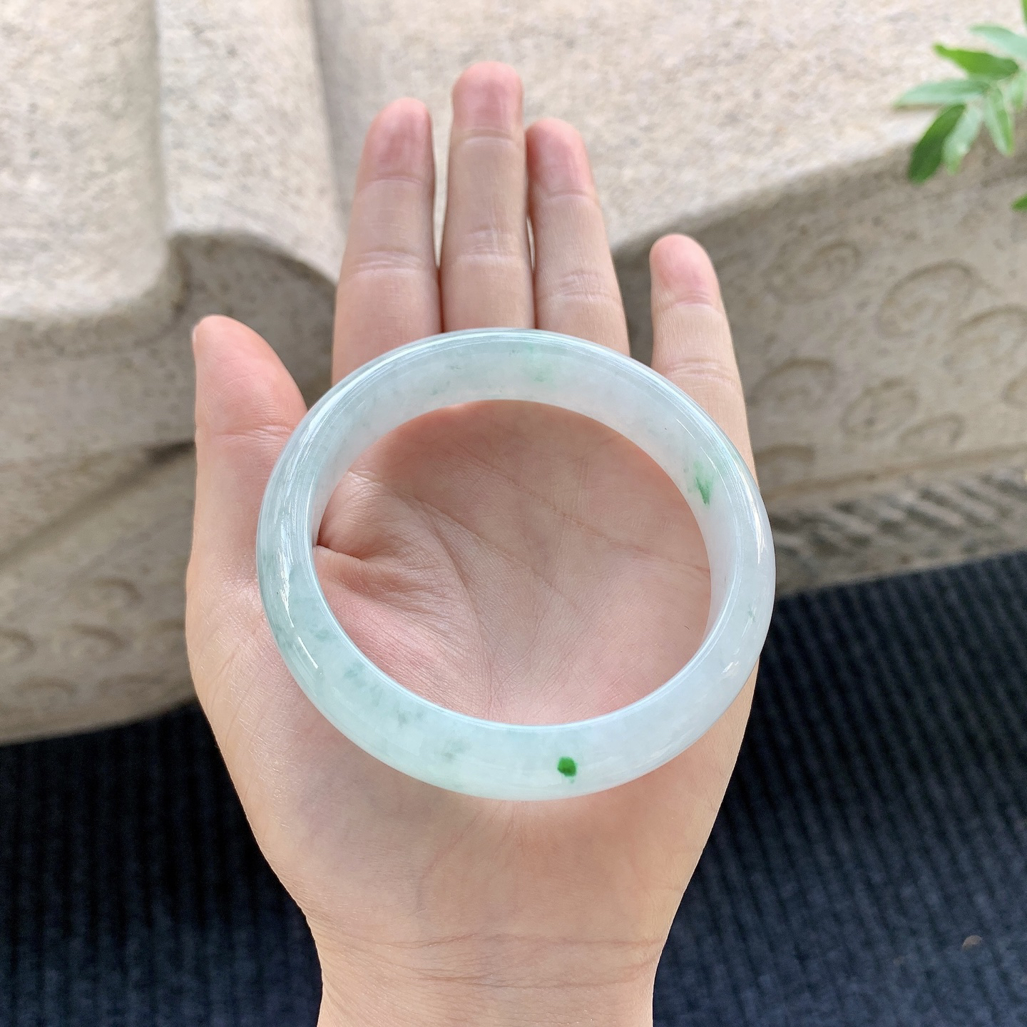 【圈口】59/13.5/7.6
【描述】细糯飘绿，水润，种老，细腻，无纹裂！