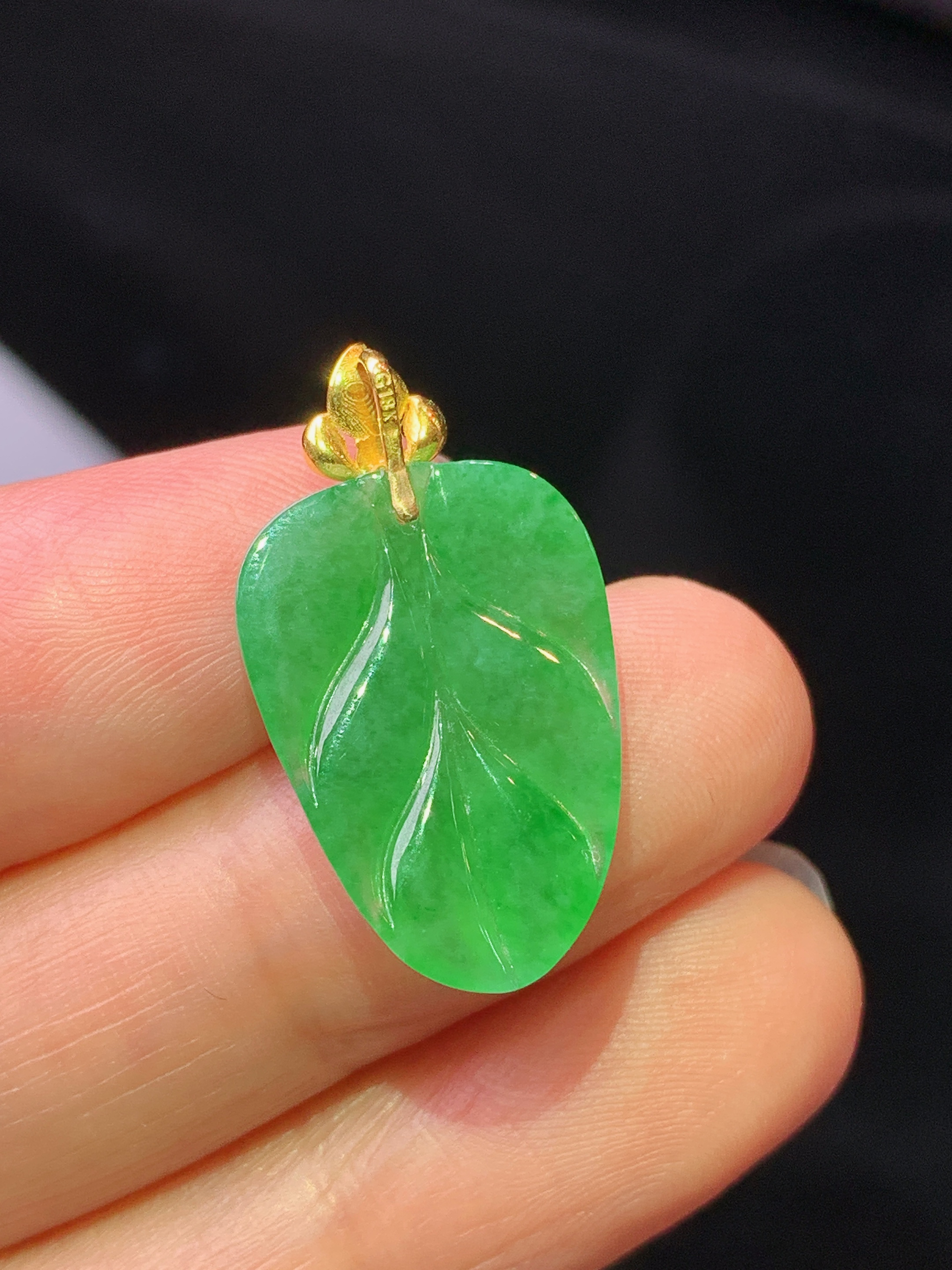 18k金镶嵌翠绿树叶吊坠 玉质细腻 色泽艳丽清新 水润亮眼 整体尺寸25.5*14*3.5j2